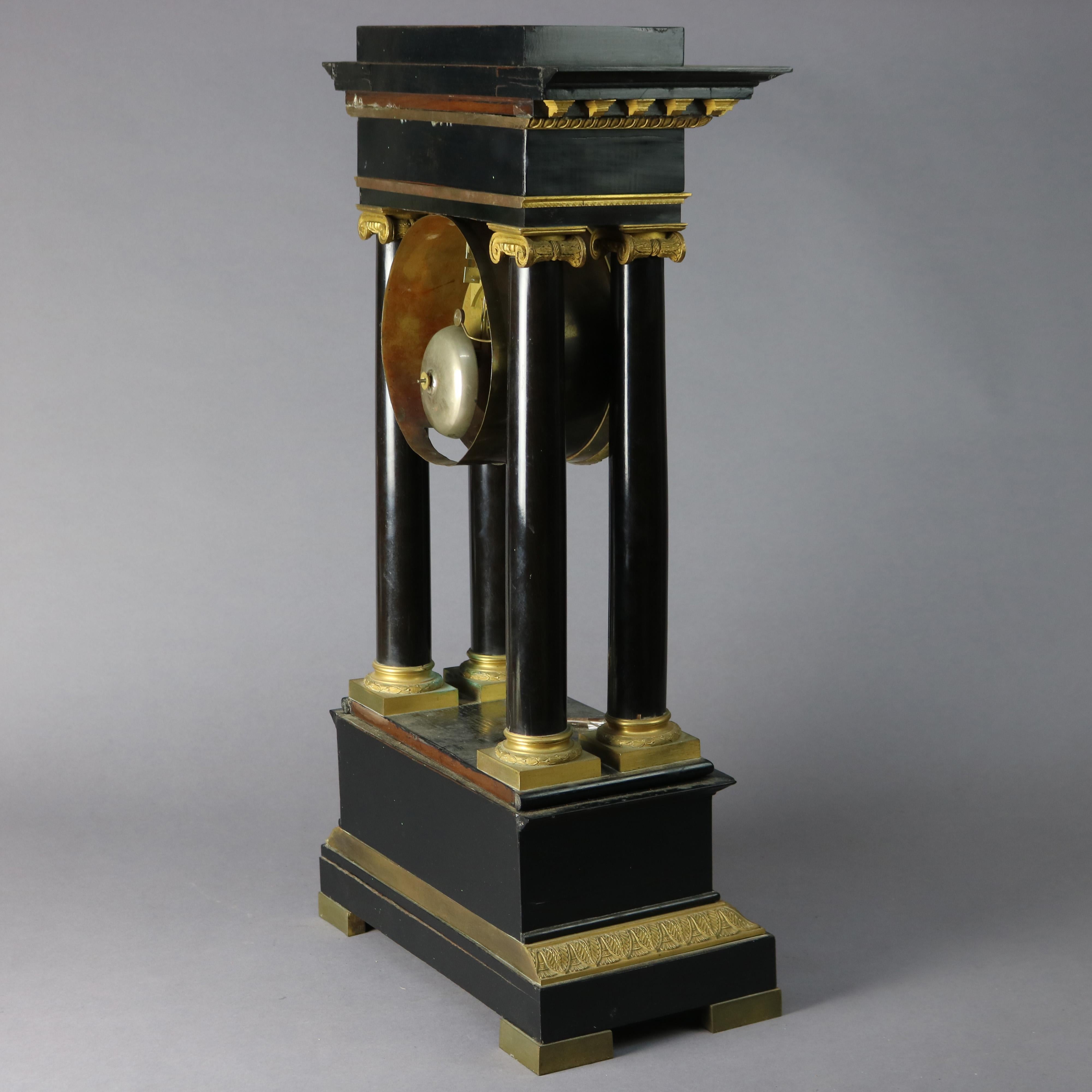 Pendule de cheminée française ancienne de style Empire en portico ébénisé et doré, vers 1820 en vente 6