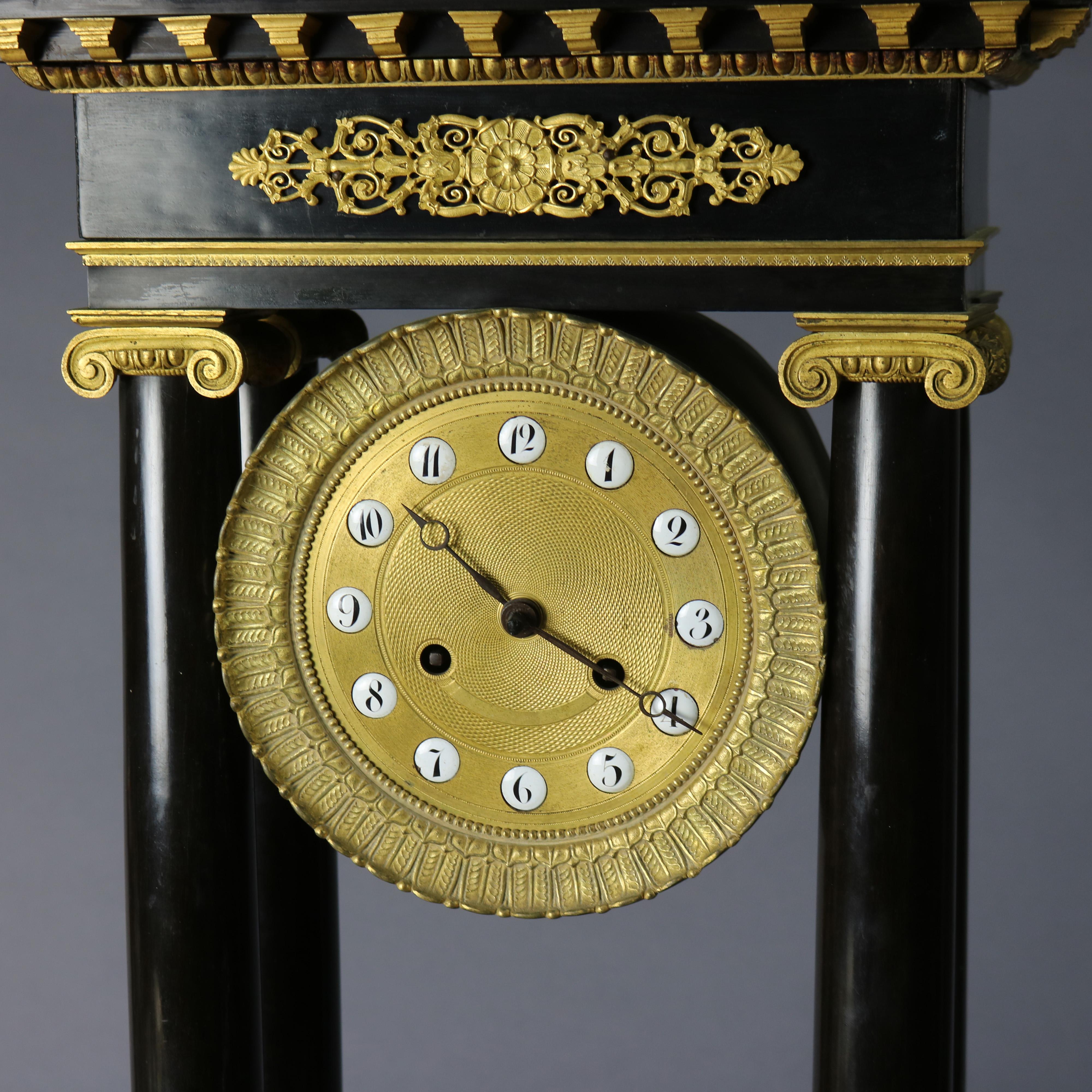 Ébénisé Pendule de cheminée française ancienne de style Empire en portico ébénisé et doré, vers 1820 en vente