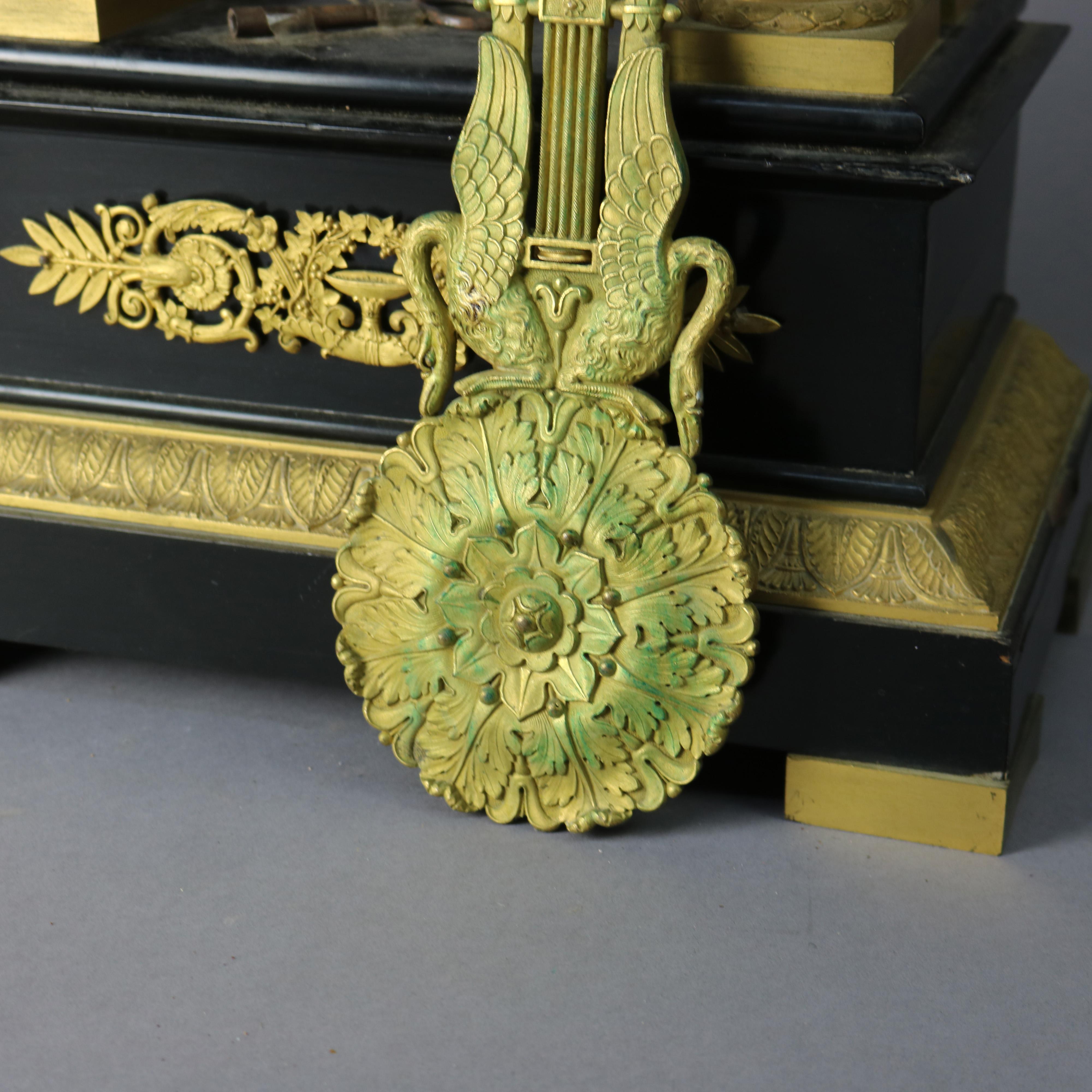 Antike französische Empire-Kaminuhr aus ebonisiertem und vergoldetem Portico, um 1820 im Zustand „Gut“ im Angebot in Big Flats, NY