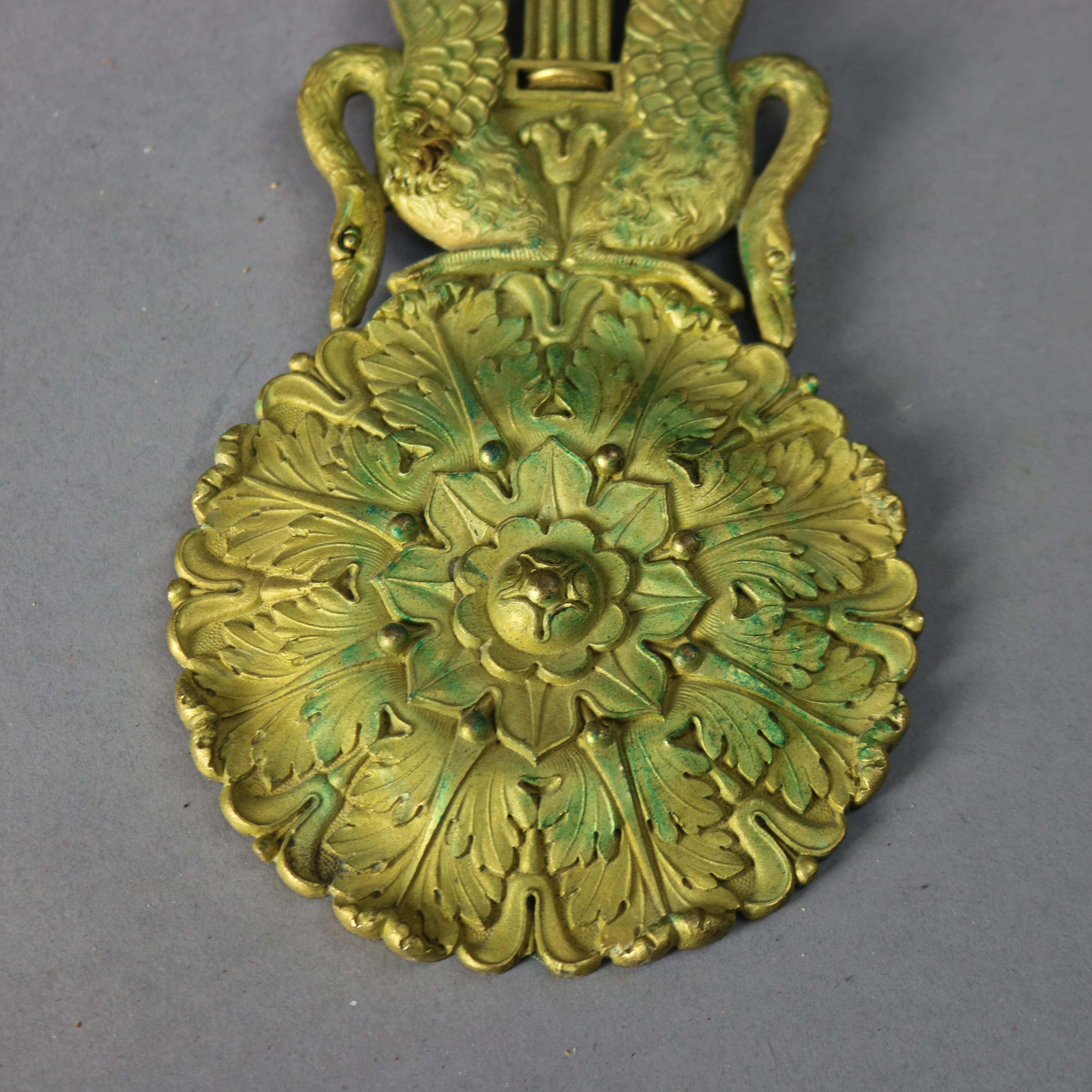 Antike französische Empire-Kaminuhr aus ebonisiertem und vergoldetem Portico, um 1820 (Holz) im Angebot