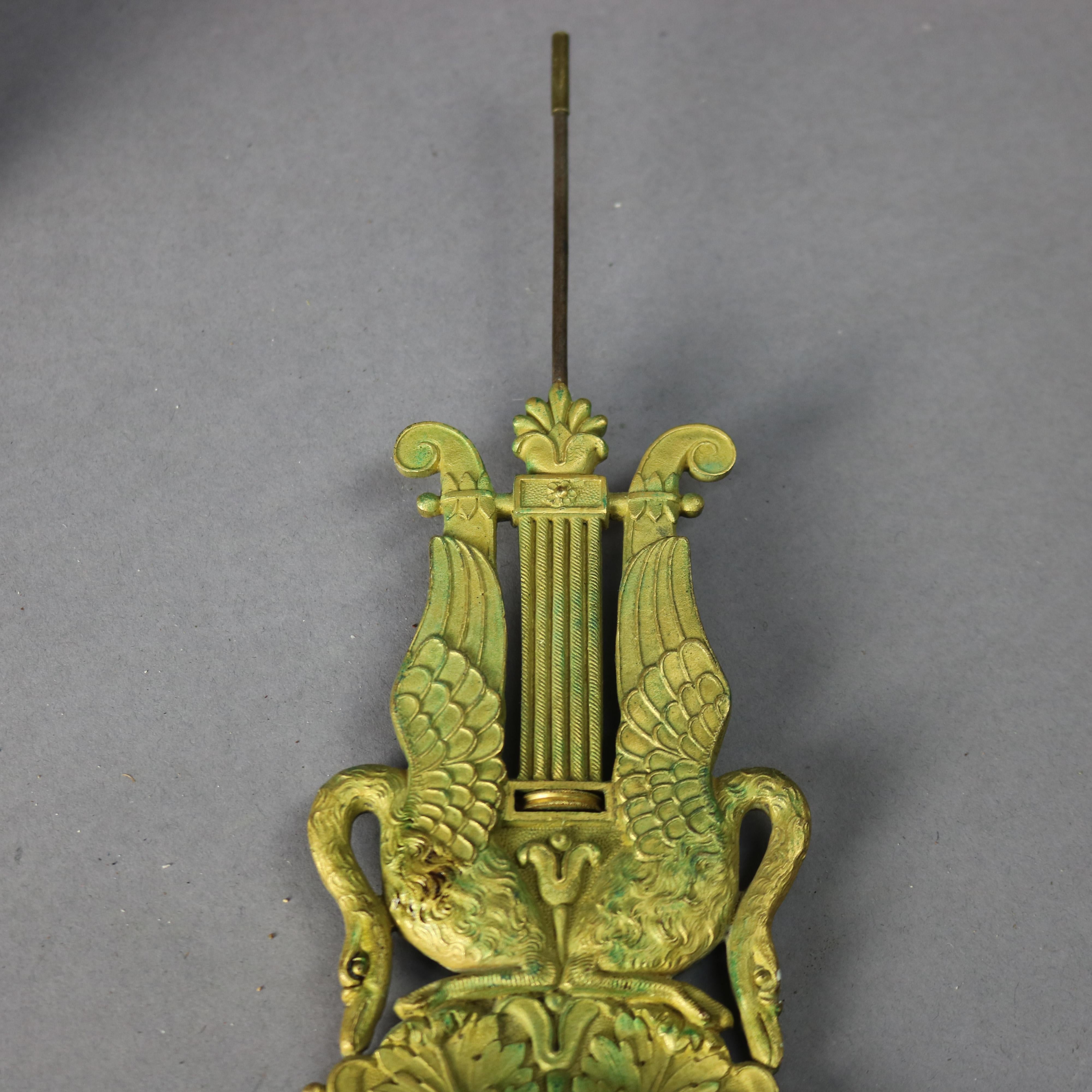 Antike französische Empire-Kaminuhr aus ebonisiertem und vergoldetem Portico, um 1820 im Angebot 1