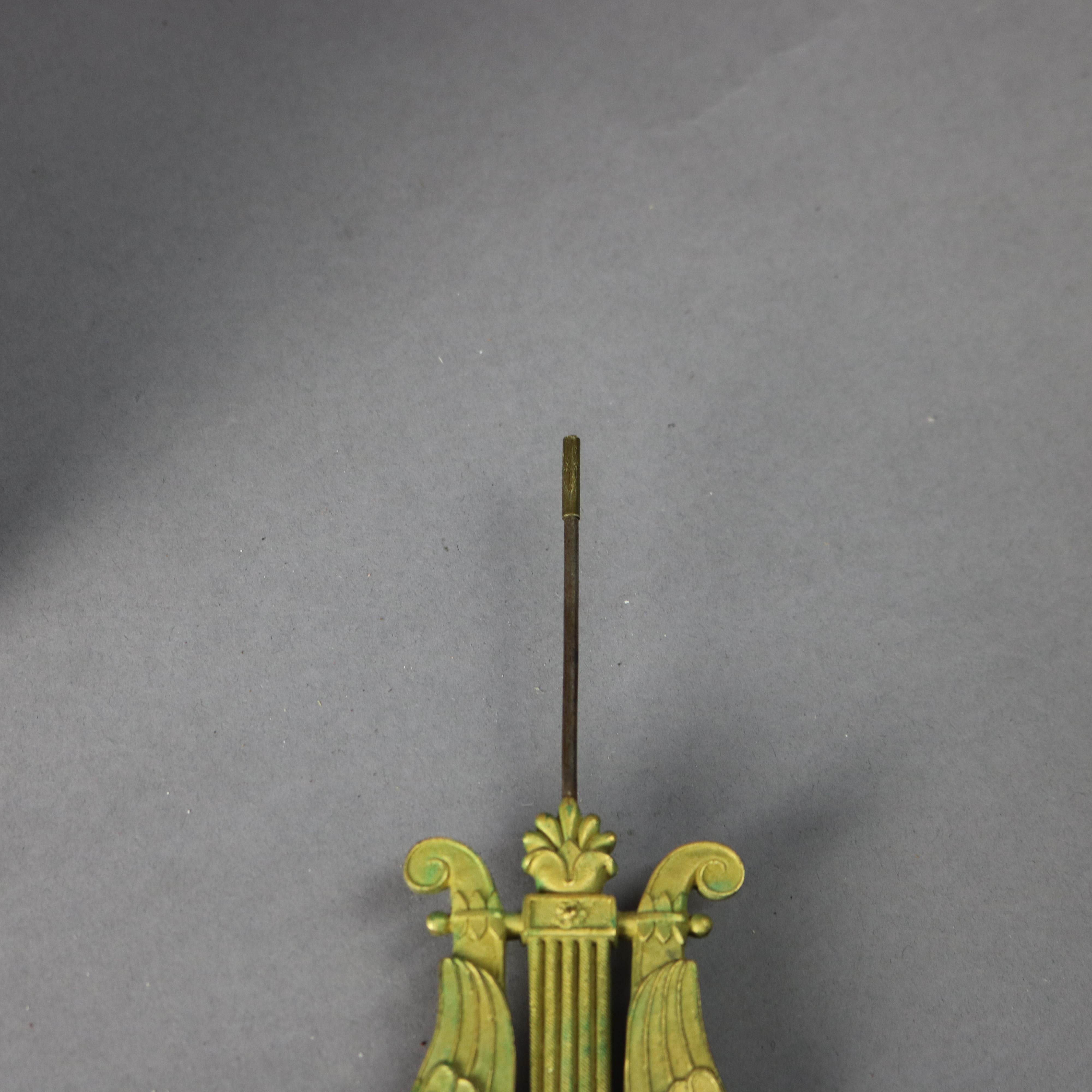 Pendule de cheminée française ancienne de style Empire en portico ébénisé et doré, vers 1820 en vente 2