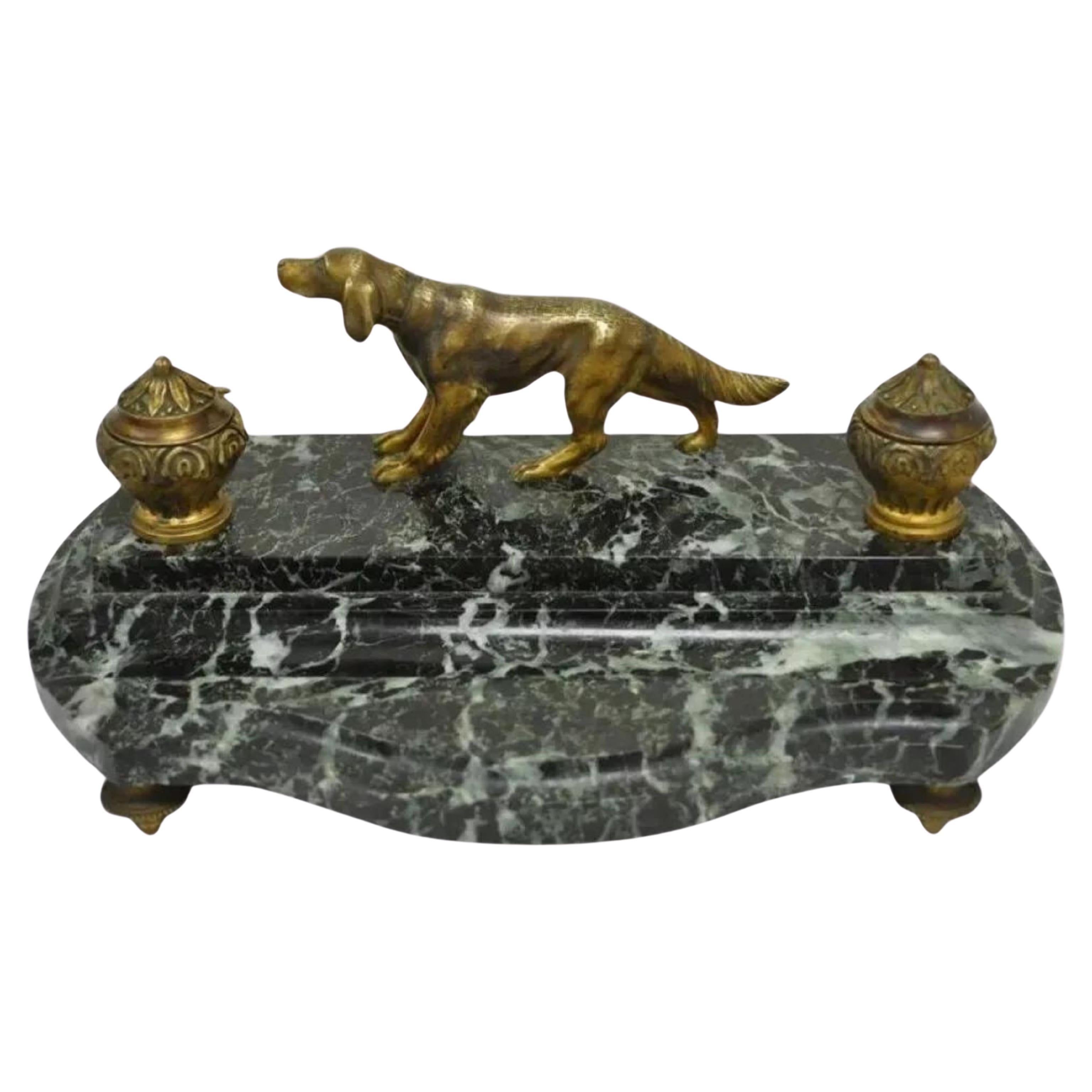 Ancien encrier de bureau de style Empire français figuratif en bronze et marbre avec chien de chasse