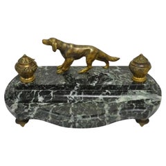 Ancien encrier de bureau de style Empire français figuratif en bronze et marbre avec chien de chasse