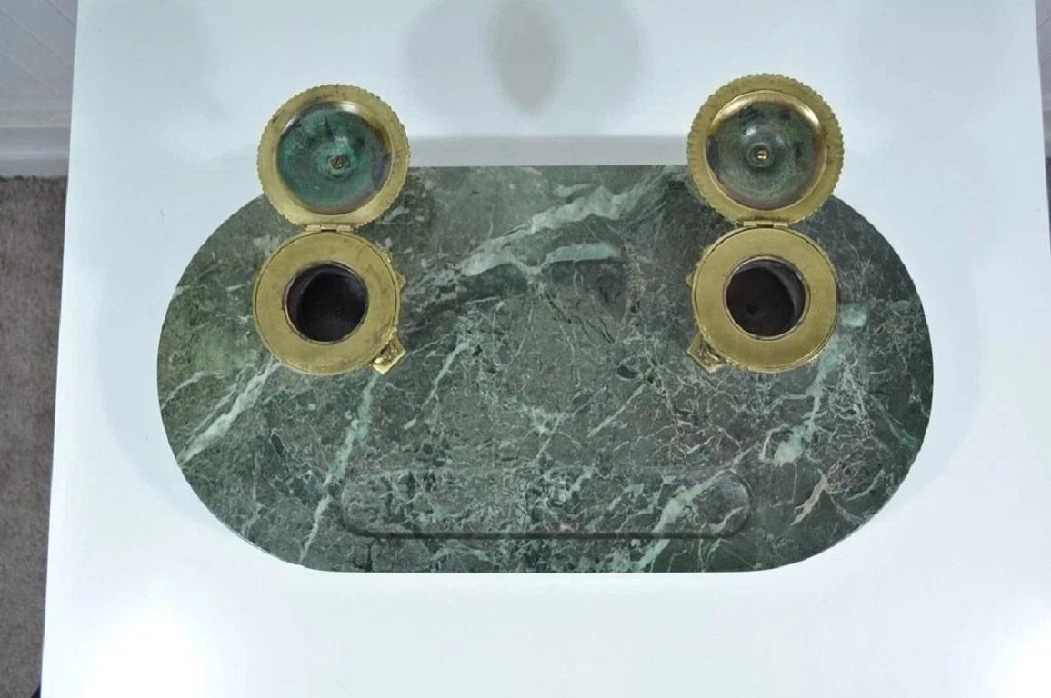 20ième siècle Antique French Empire Figural Bronze Sphinx Green Marble Desk Top Double Inkwell en vente