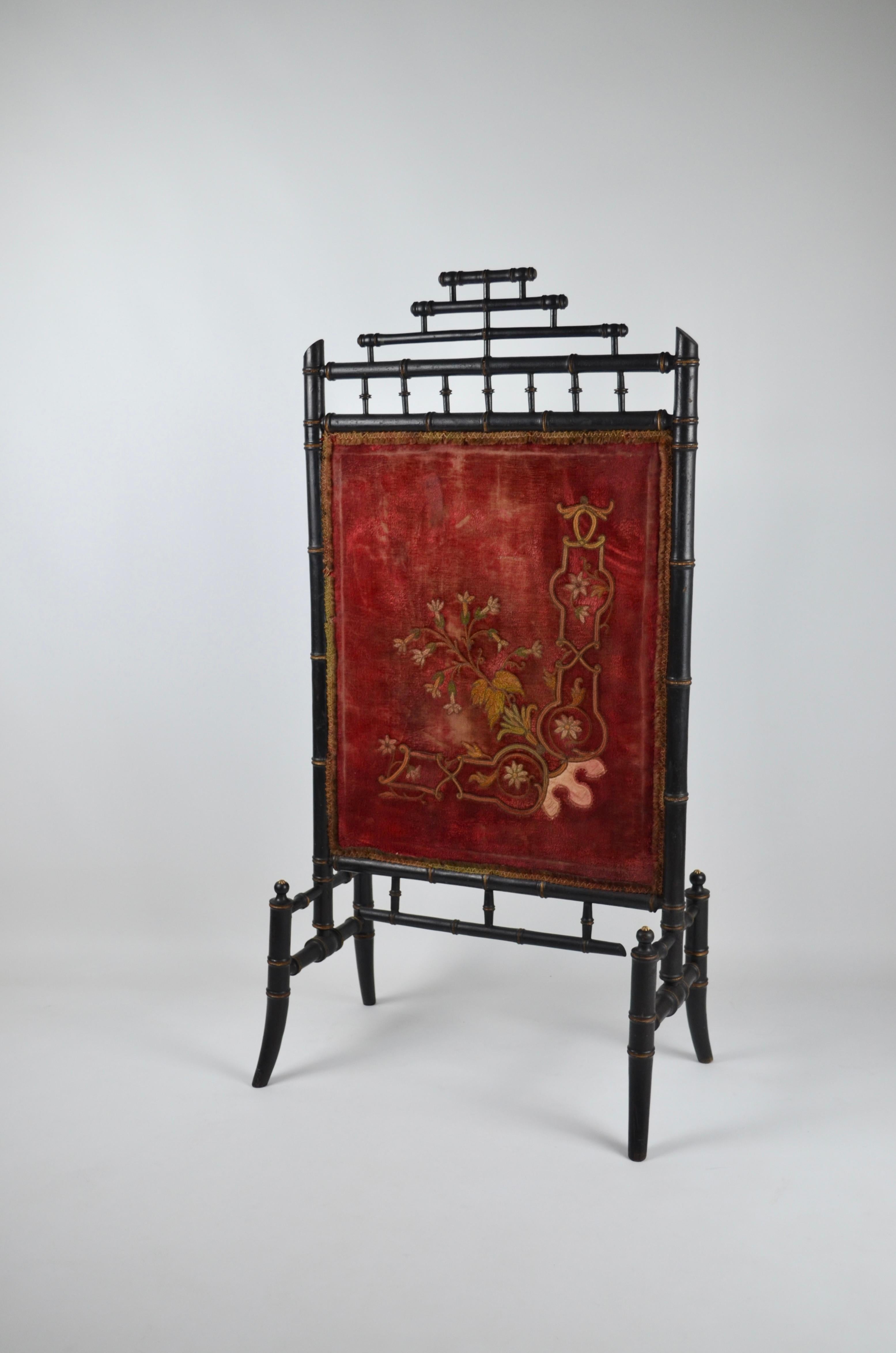 Antique French empire fireplace screen, made of wood, faux bamboo, second Empire period, France, 2nd half of the 19th century
It is in empire black color with touches of gold on the joints.
Elegant finishes with its brass flowers on the feet.
The