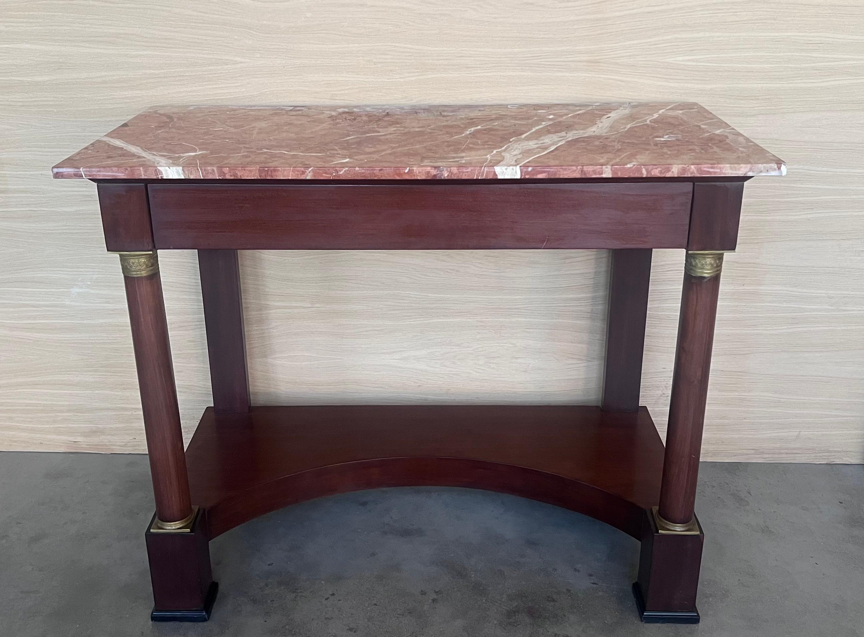 Ancienne console Empire- Biedermeier en bois fruitier avec tiroir et détails en bronze


En bon état d'origine avec une usure mineure conforme à l'âge et à l'utilisation, préservant une belle patine.