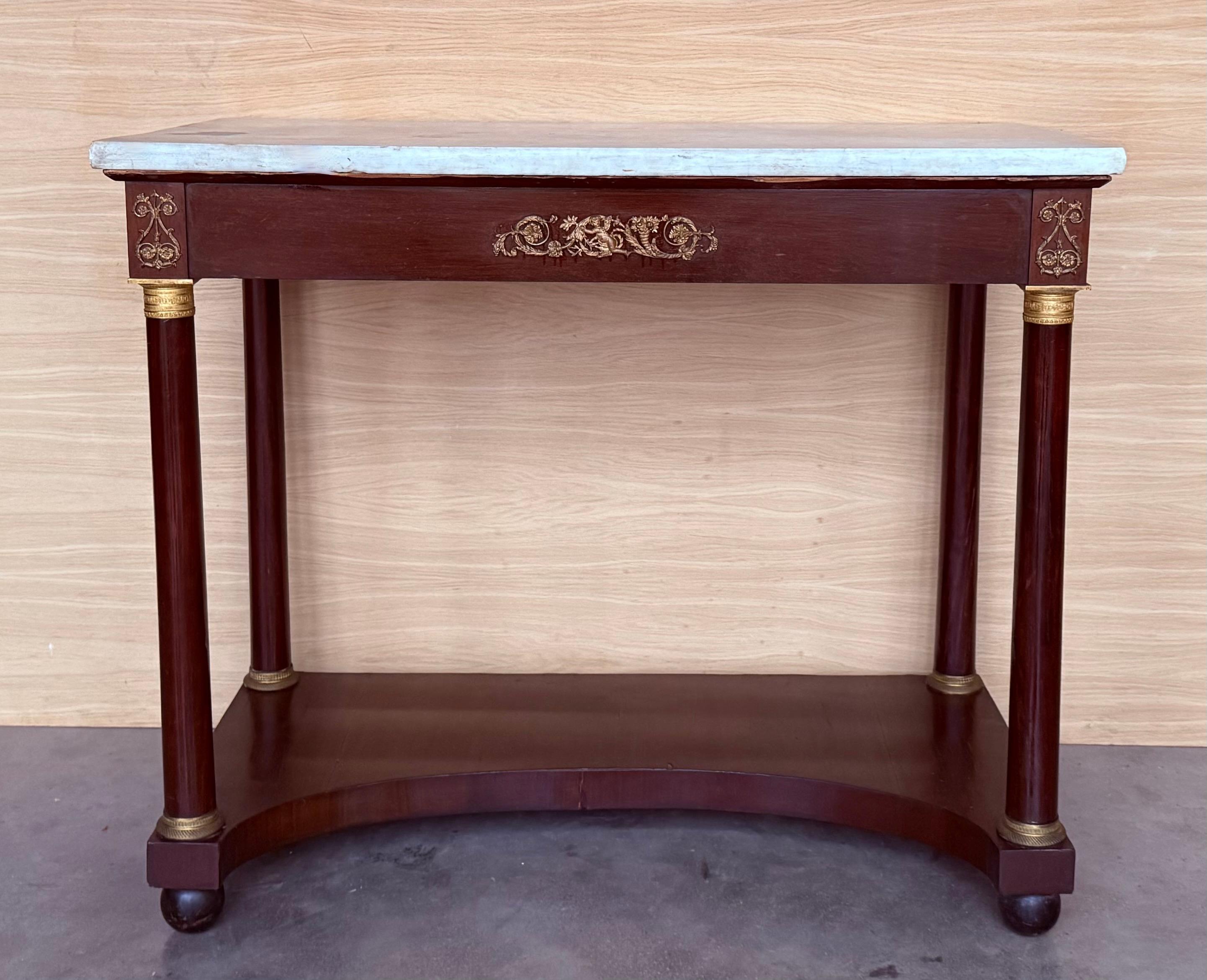 Ancienne console Empire- Biedermeier en bois fruitier avec tiroir et détails en bronze


En bon état d'origine avec une usure mineure conforme à l'âge et à l'utilisation, préservant une belle patine.