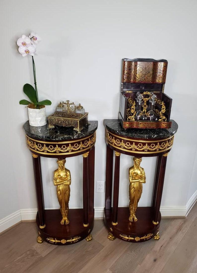 Ancienne paire de piédestaux de table Empire français en acajou monté sur bronze doré représentant des cariatides en vente 1
