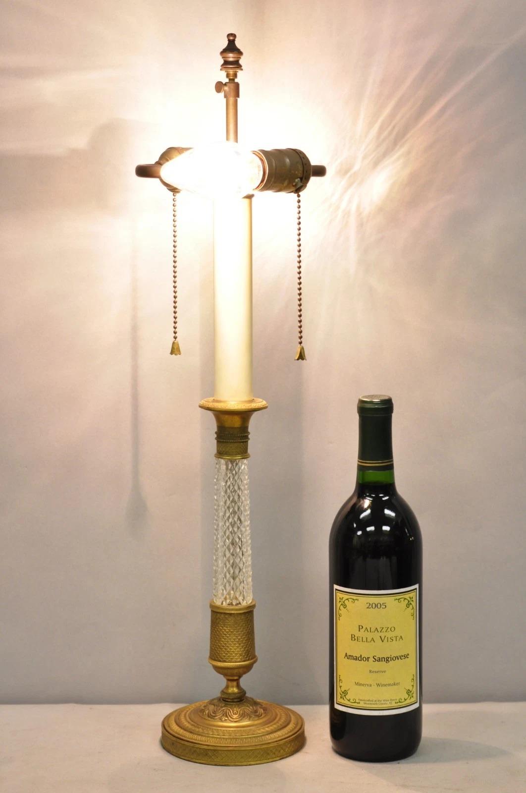 Antike französische Empire vergoldete Bronze Kristallglas Säule kleine Bouillotte Kerzenständer Tischlampe. CIRCA Anfang des 20. Jahrhunderts. Abmessungen: 23