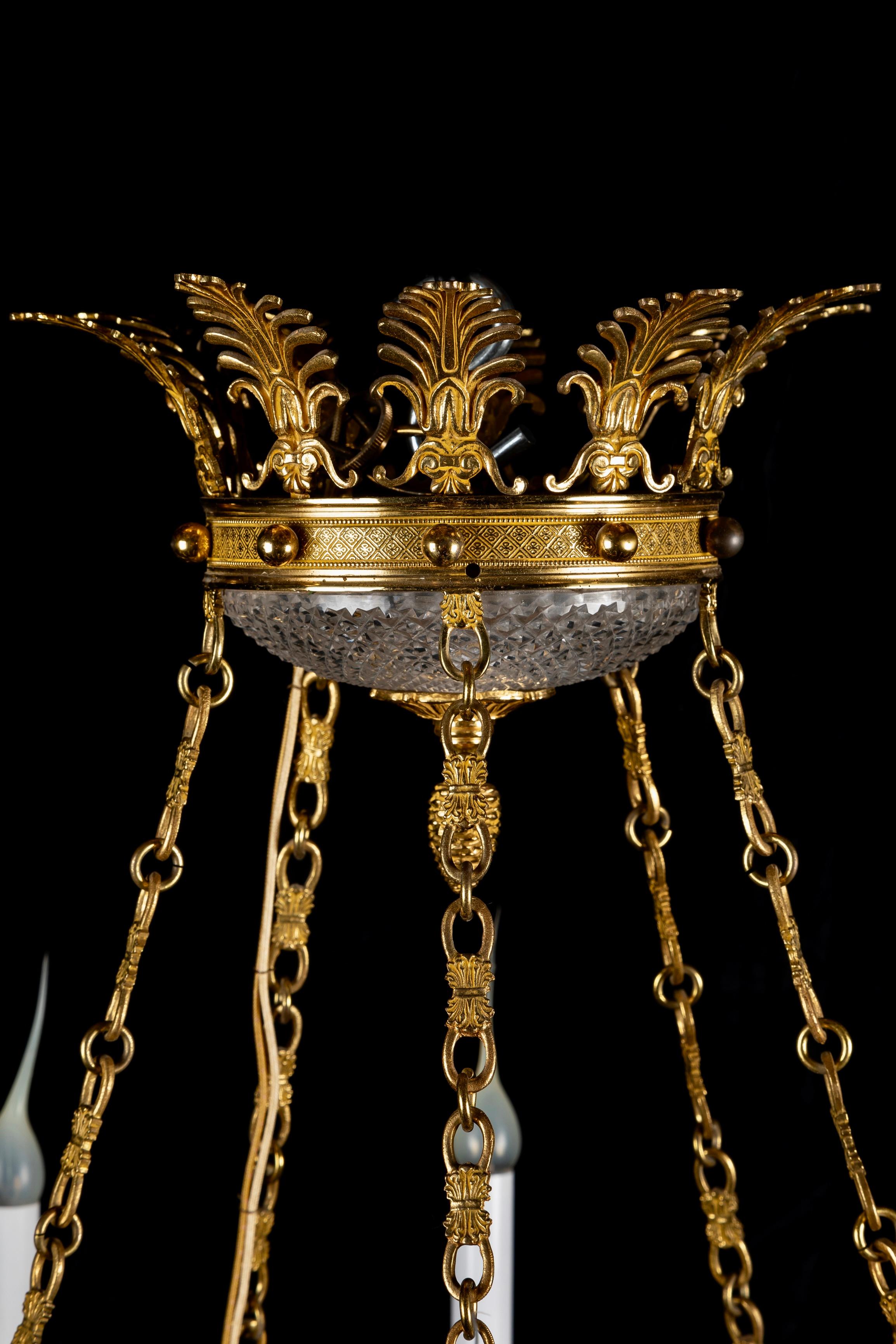 Français Lustre à dix bras de lumière en bronze doré et cristal taillé, de style Empire antique français en vente