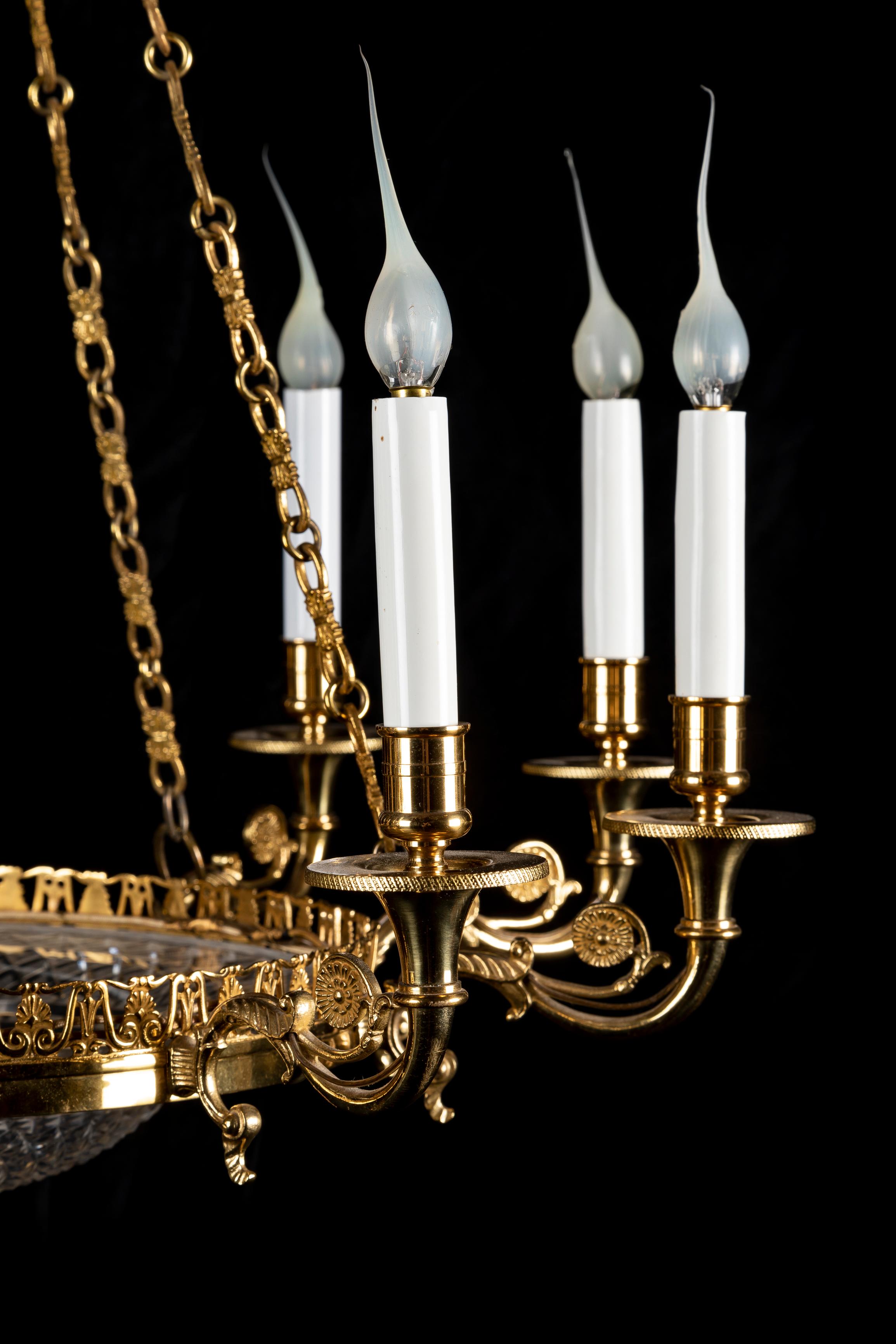 Doré Lustre à dix bras de lumière en bronze doré et cristal taillé, de style Empire antique français en vente