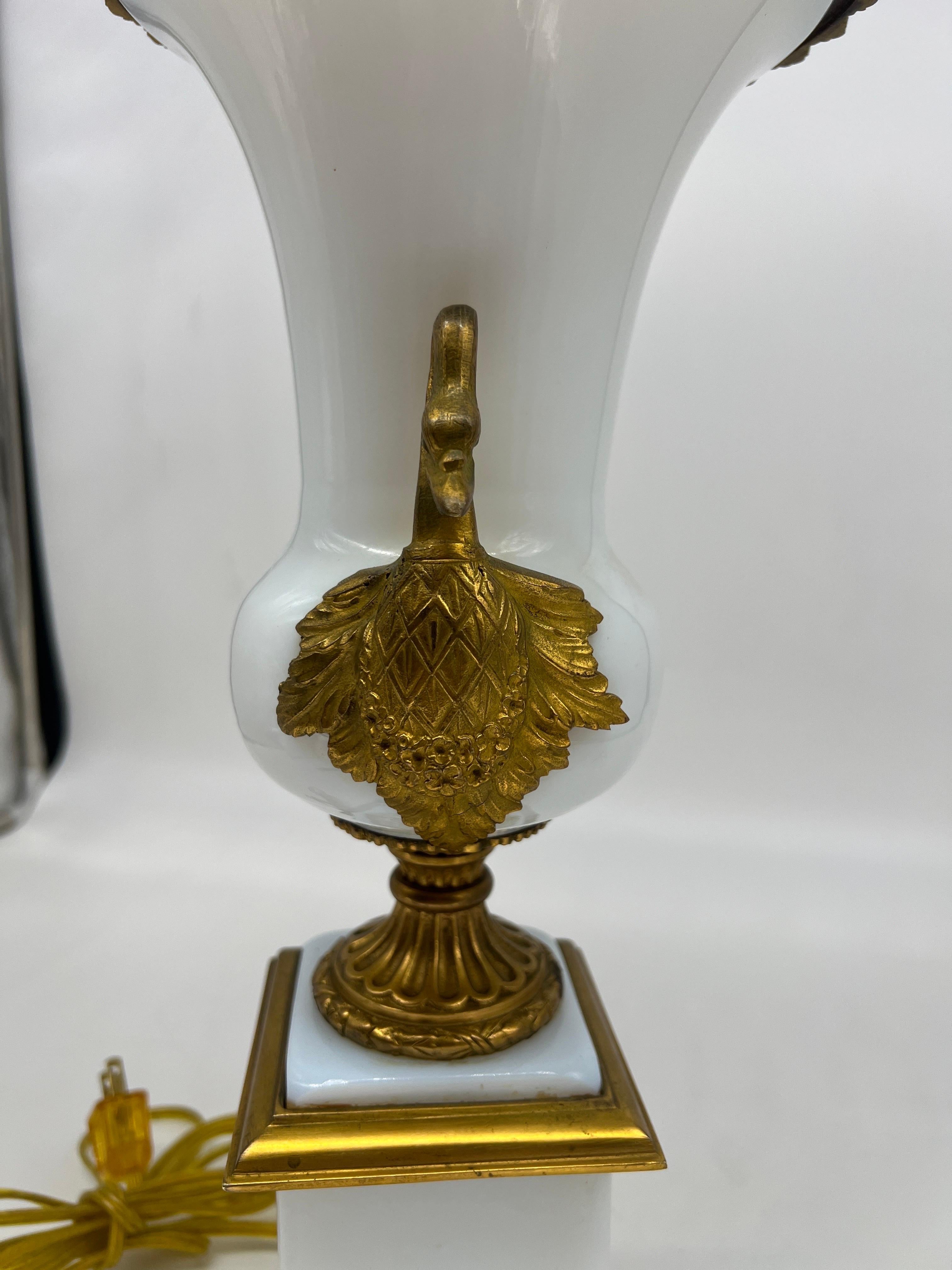 Lampe de bureau française ancienne de style Empire en opaline montée sur bronze doré en vente 5