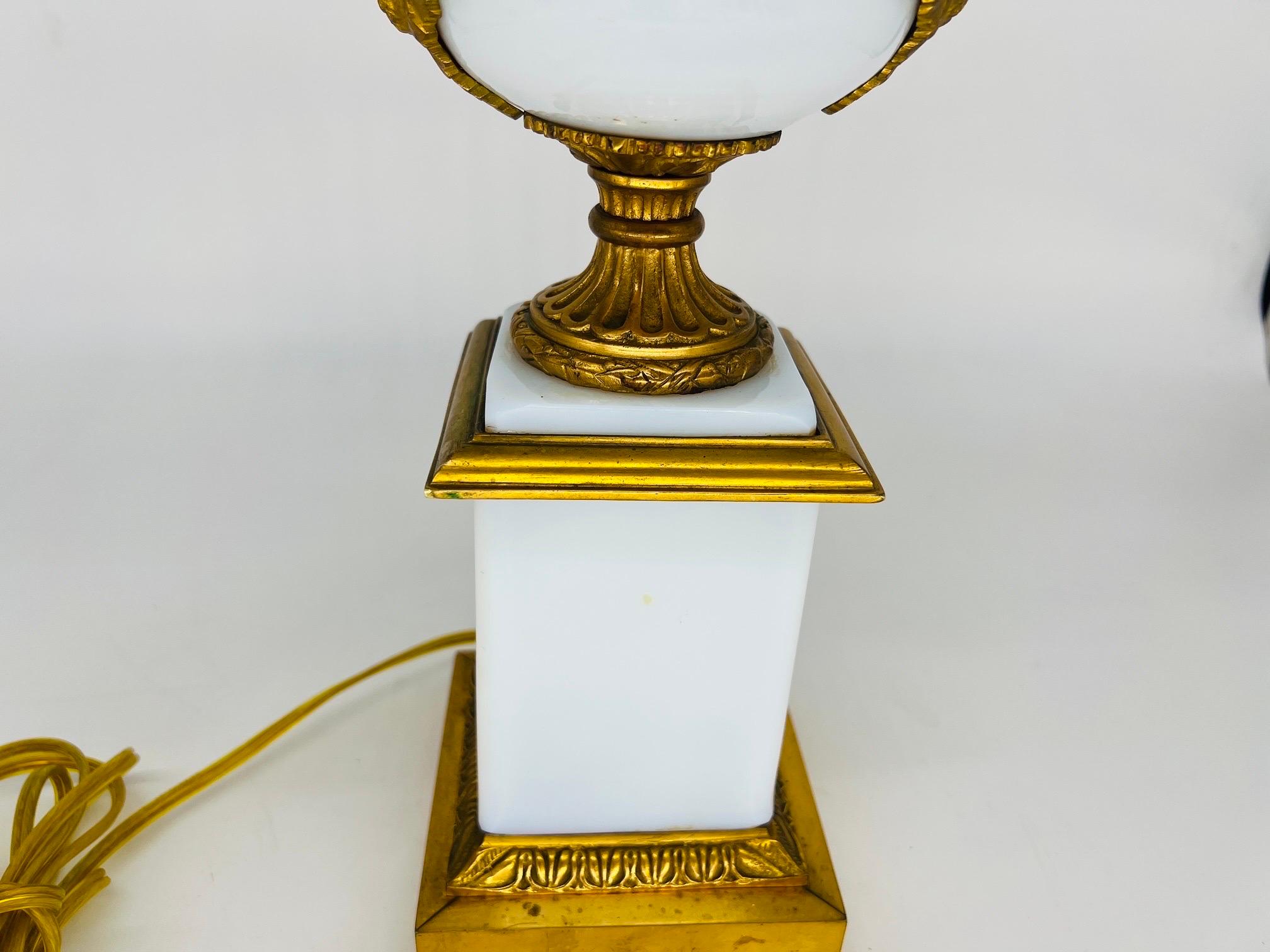 Français Lampe de bureau française ancienne de style Empire en opaline montée sur bronze doré en vente