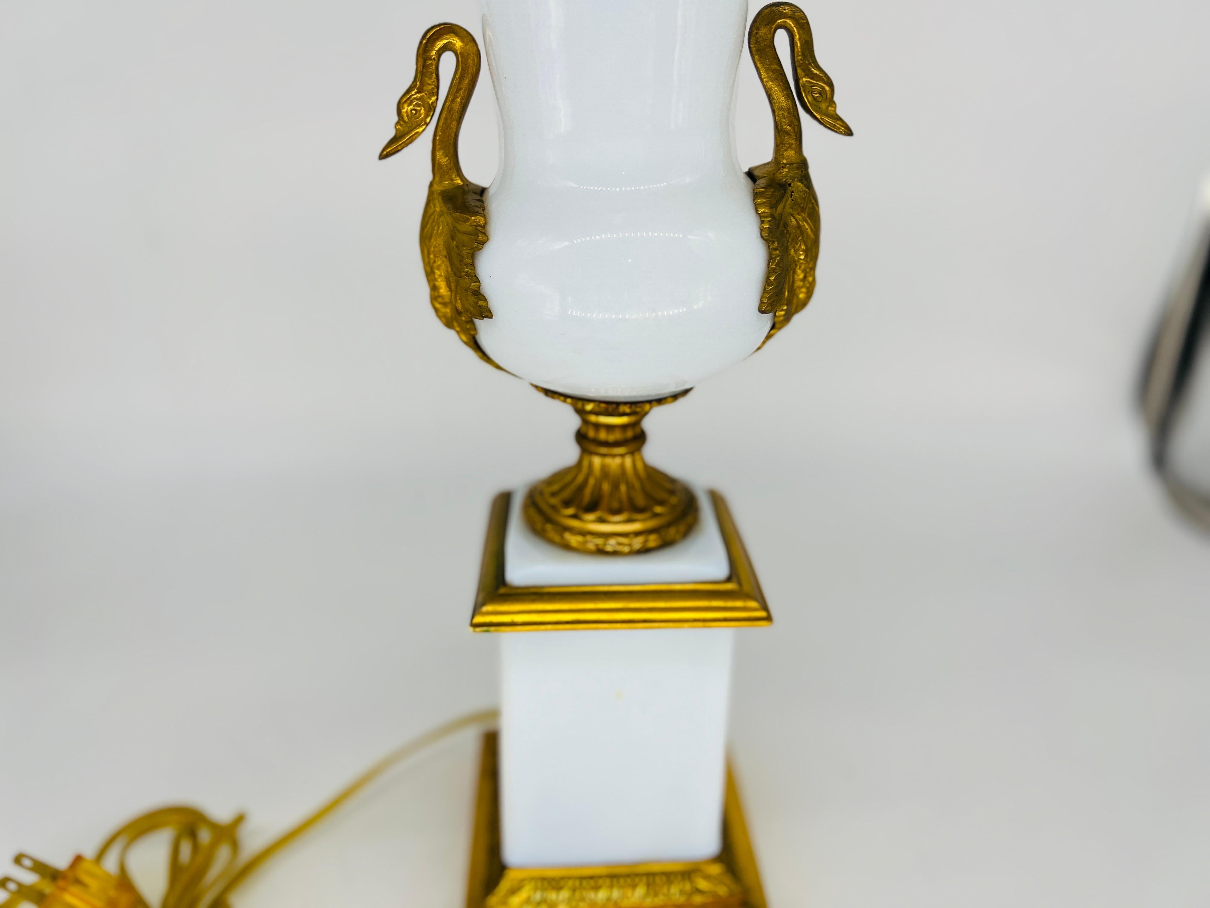 20ième siècle Lampe de bureau française ancienne de style Empire en opaline montée sur bronze doré en vente