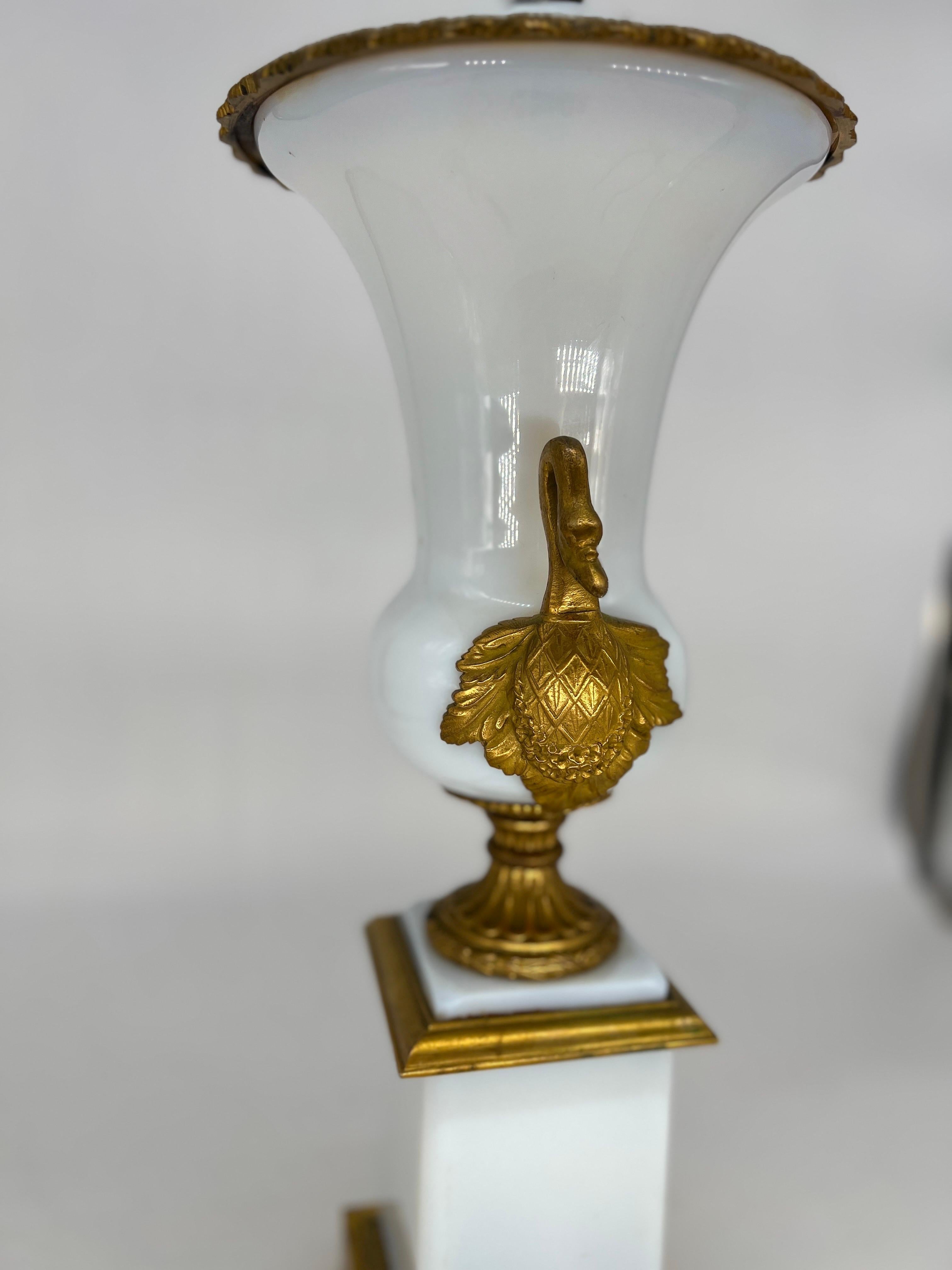 Bronze Lampe de bureau française ancienne de style Empire en opaline montée sur bronze doré en vente