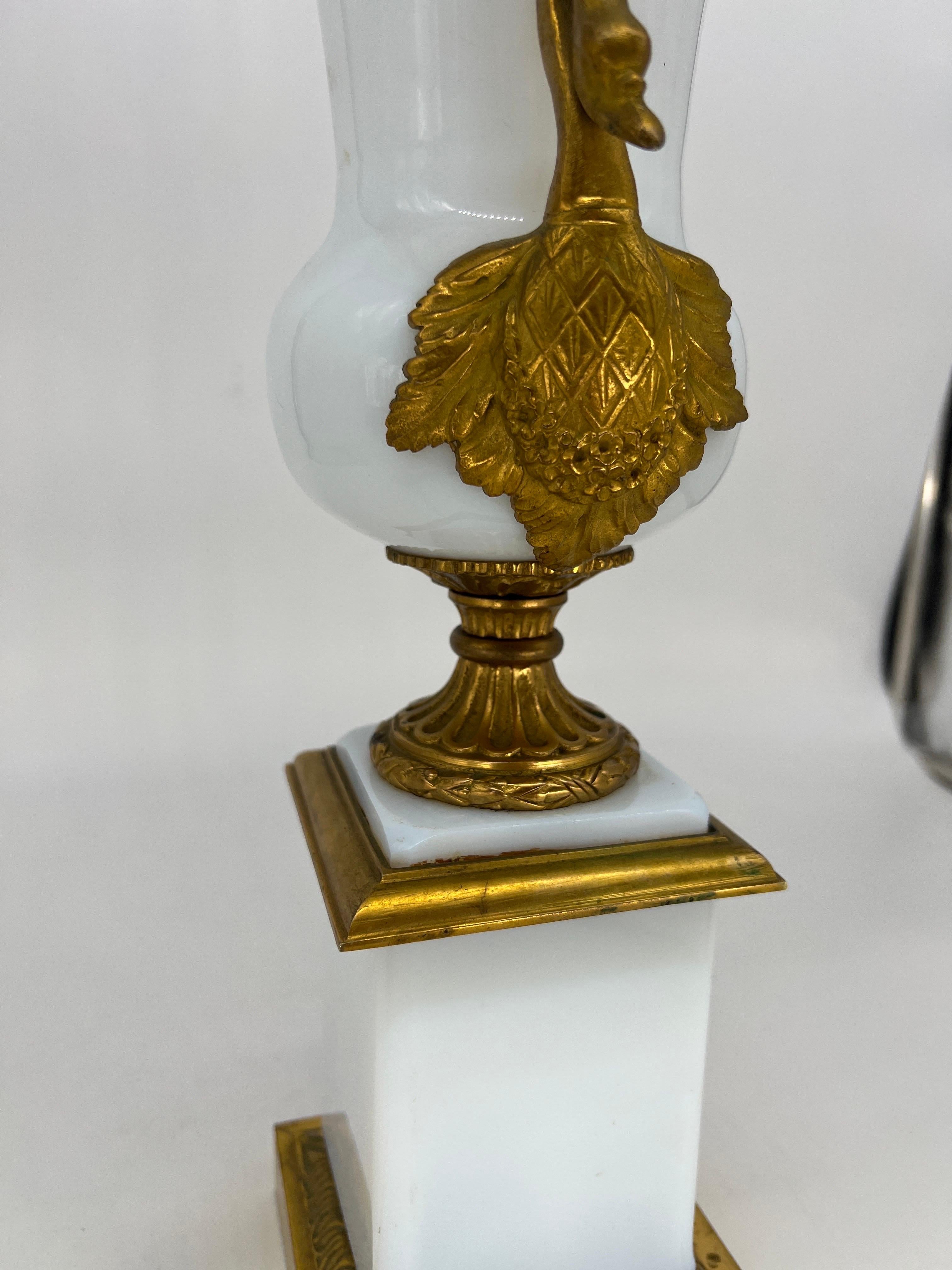 Lampe de bureau française ancienne de style Empire en opaline montée sur bronze doré en vente 1