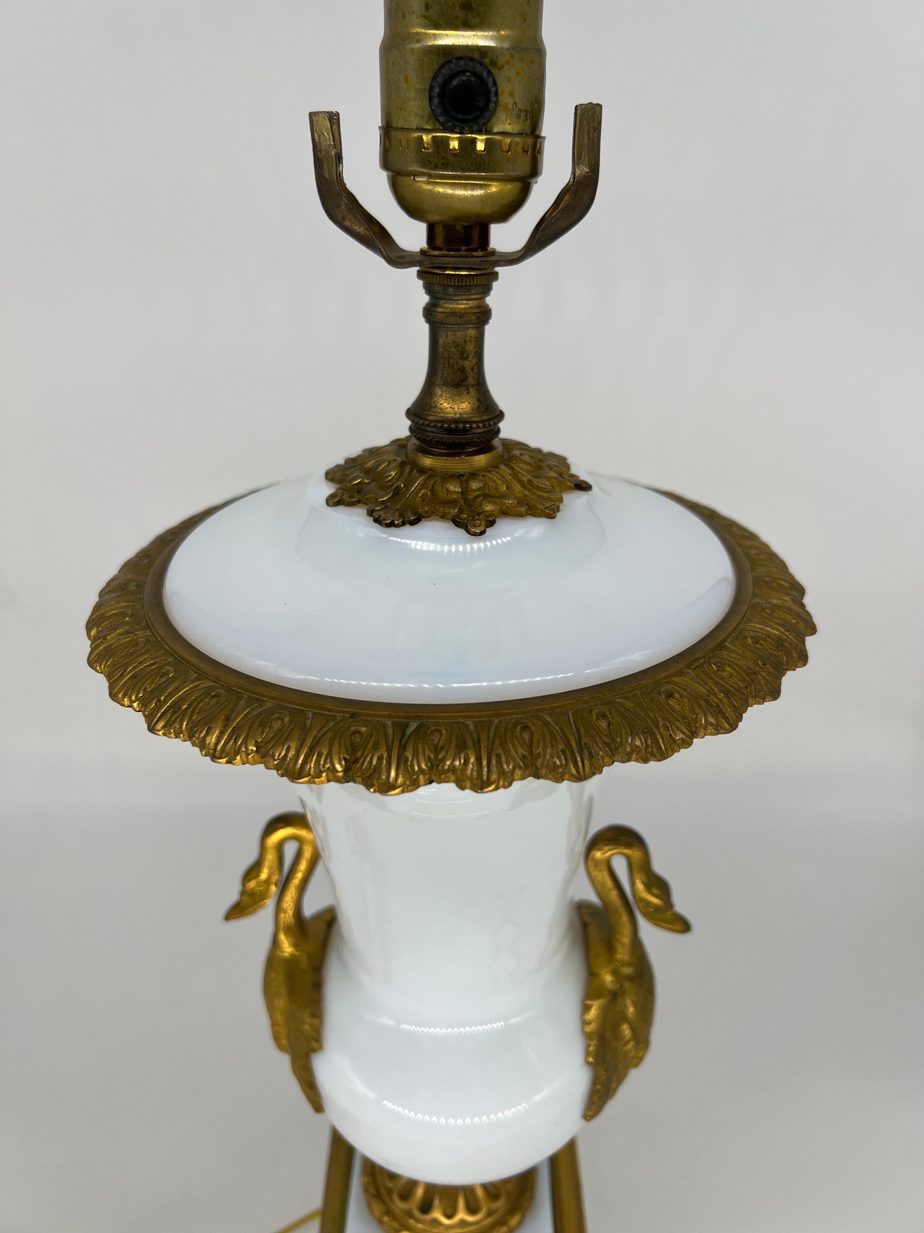 Lampe de bureau française ancienne de style Empire en opaline montée sur bronze doré en vente 2