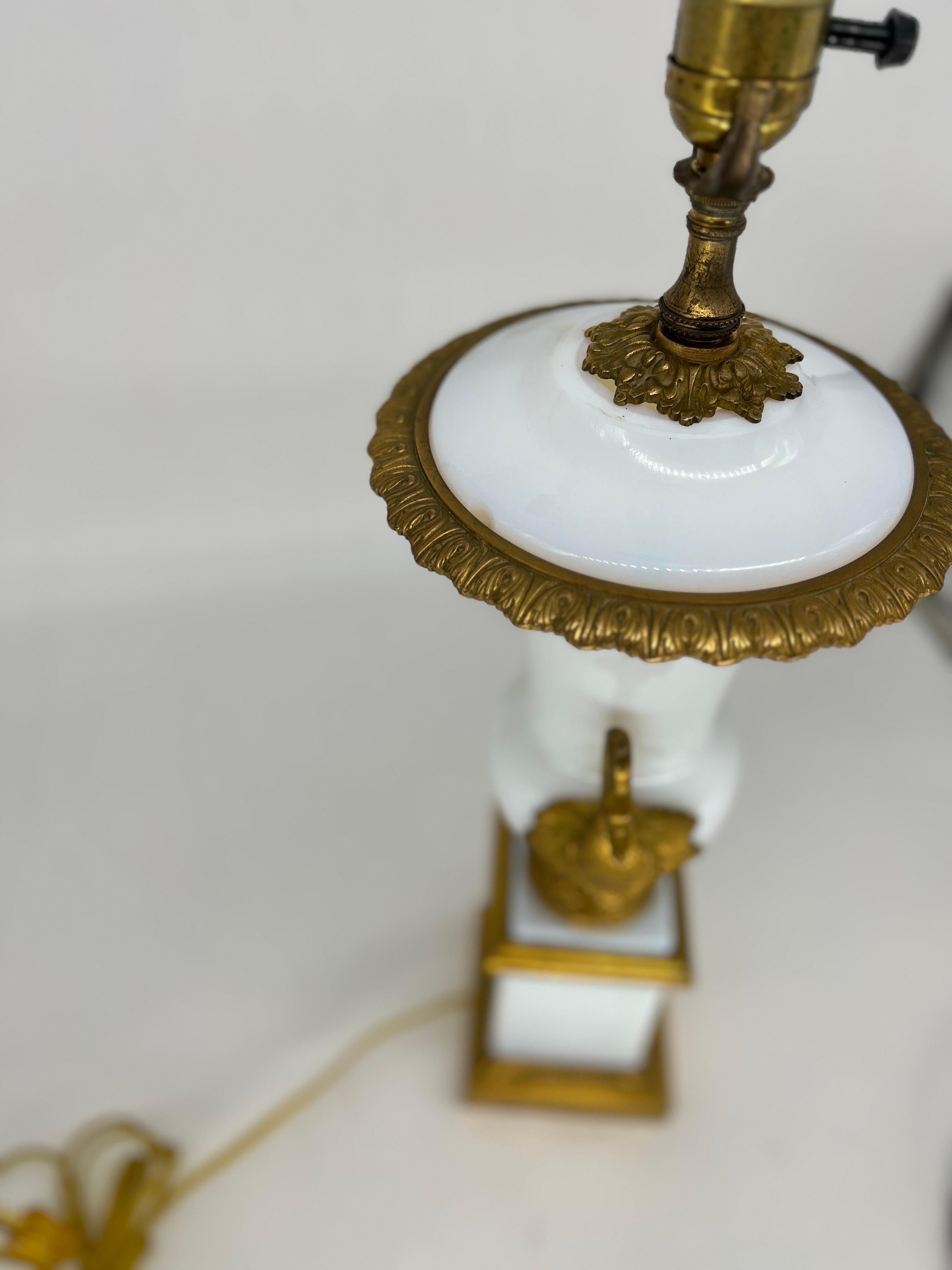 Lampe de bureau française ancienne de style Empire en opaline montée sur bronze doré en vente 3