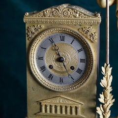 Ancienne horloge française de style Empire en bronze doré avec mouvement en fil de soie C1830