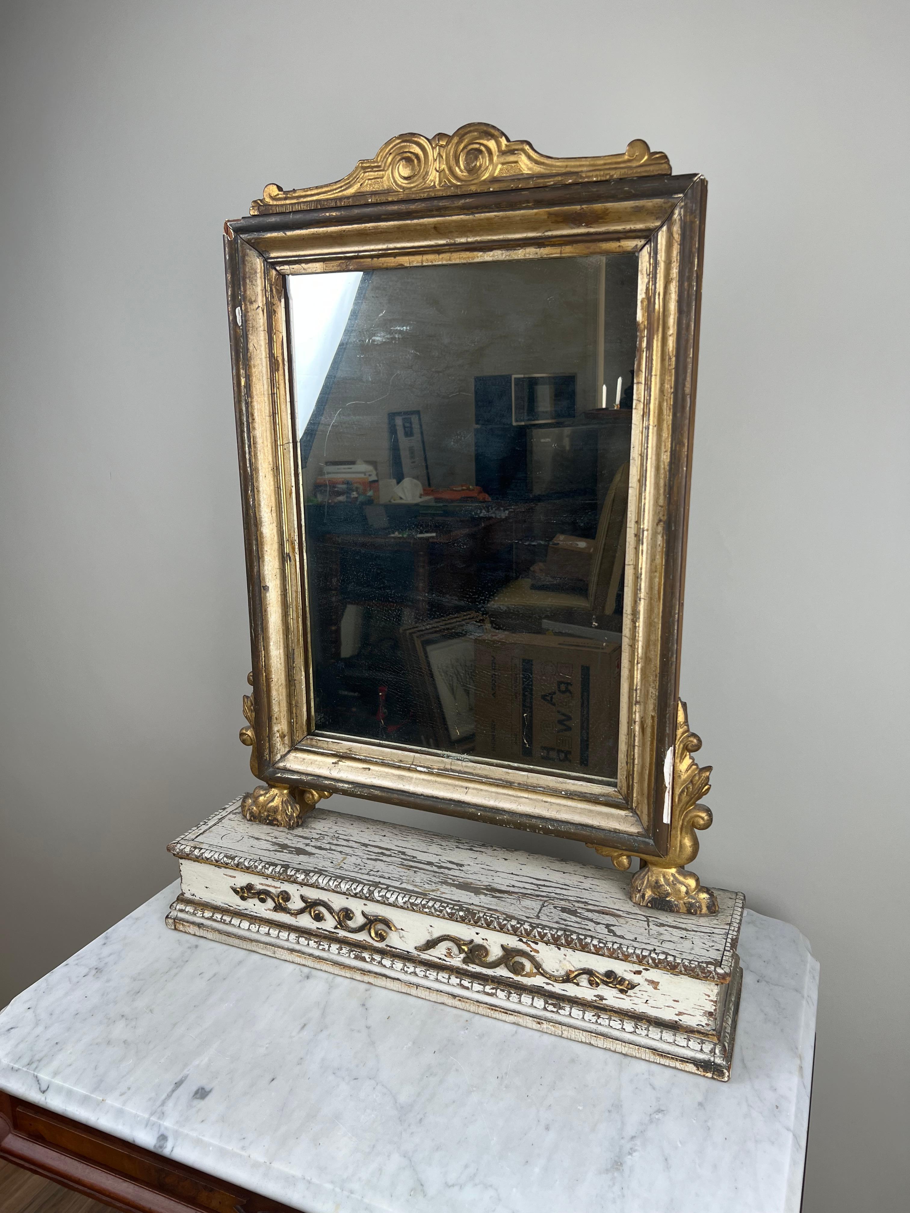 Antiguo espejo de tocador o de mesa de madera dorada del Imperio francés c. Mediados del siglo XIX en venta 5