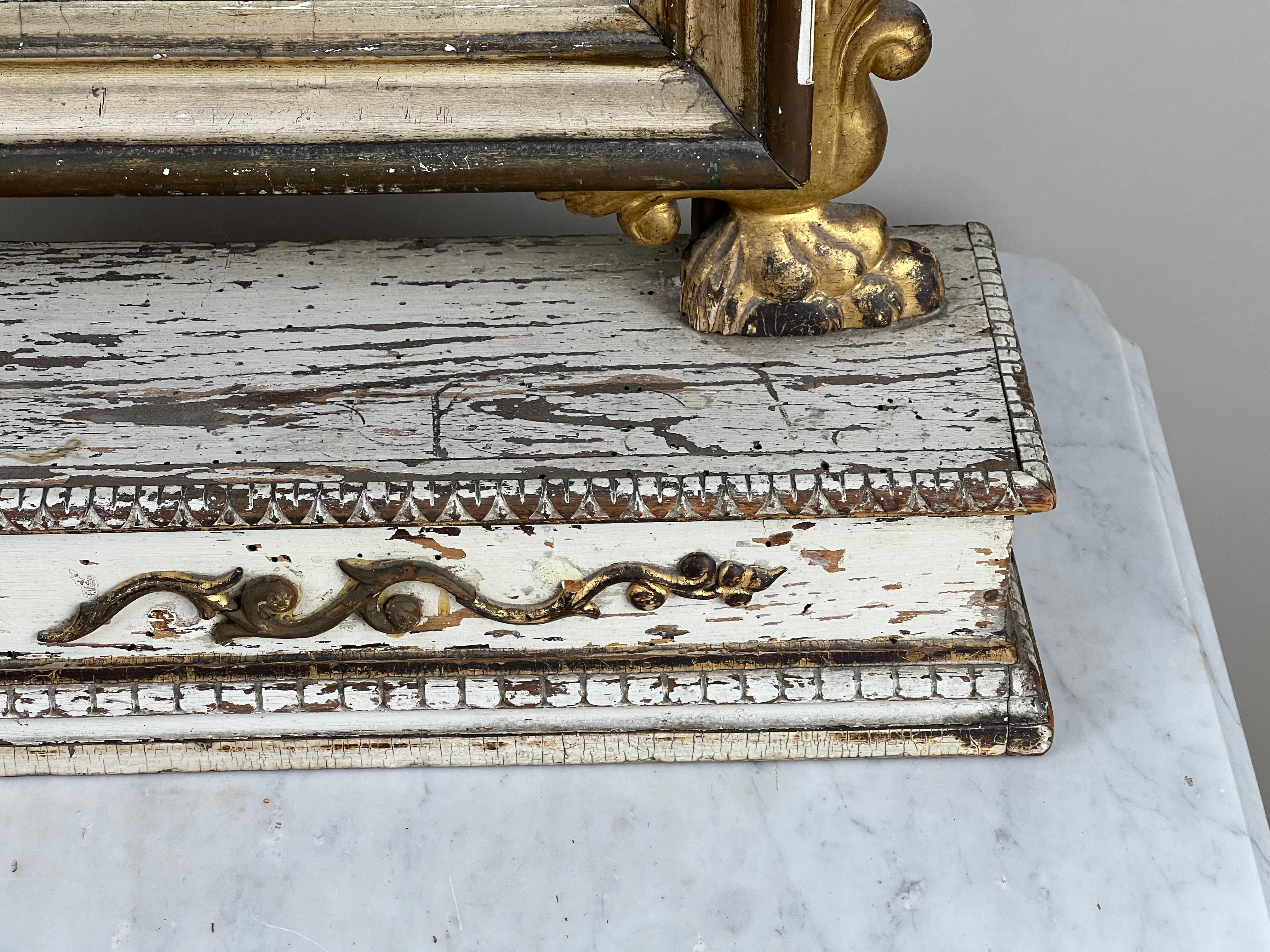 Antiguo espejo de tocador o de mesa de madera dorada del Imperio francés c. Mediados del siglo XIX en venta 2