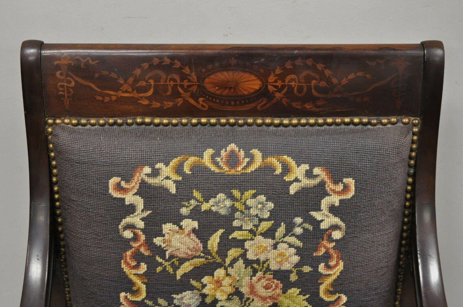 Antiker französischer Empire-Parlor-Sessel aus vergoldetem Holz mit geflügelten Griffen und Intarsien (Gobelinstrickerei) im Angebot