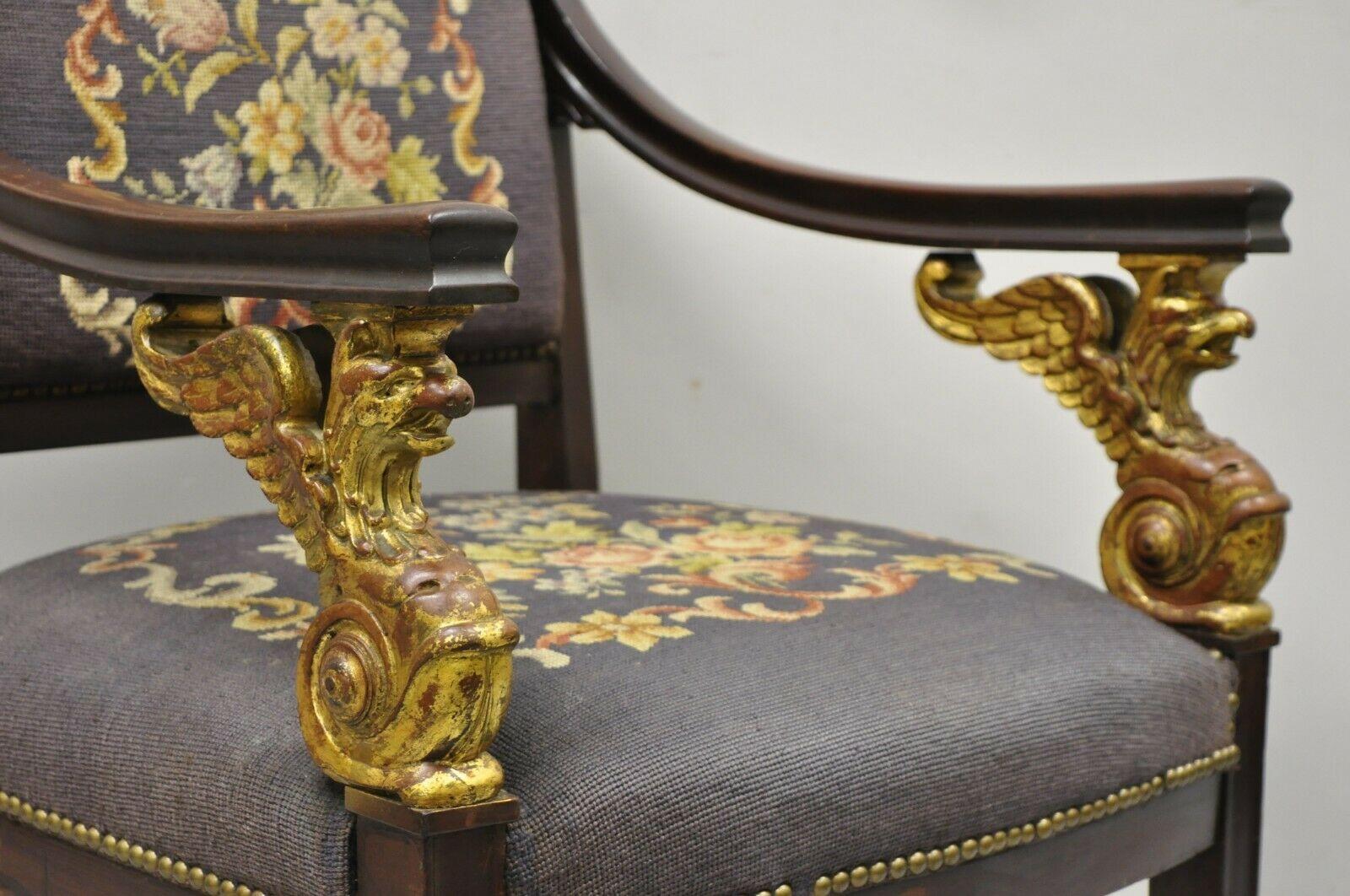 Antiker französischer Empire-Parlor-Sessel aus vergoldetem Holz mit geflügelten Griffen und Intarsien im Zustand „Gut“ im Angebot in Philadelphia, PA