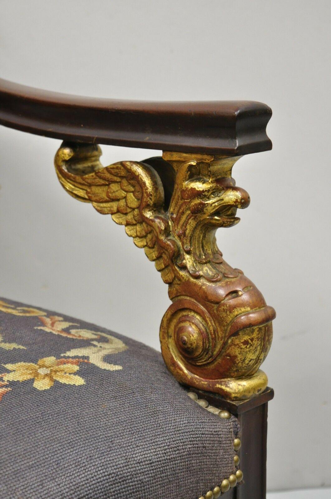 Antiker französischer Empire-Parlor-Sessel aus vergoldetem Holz mit geflügelten Griffen und Intarsien (20. Jahrhundert) im Angebot