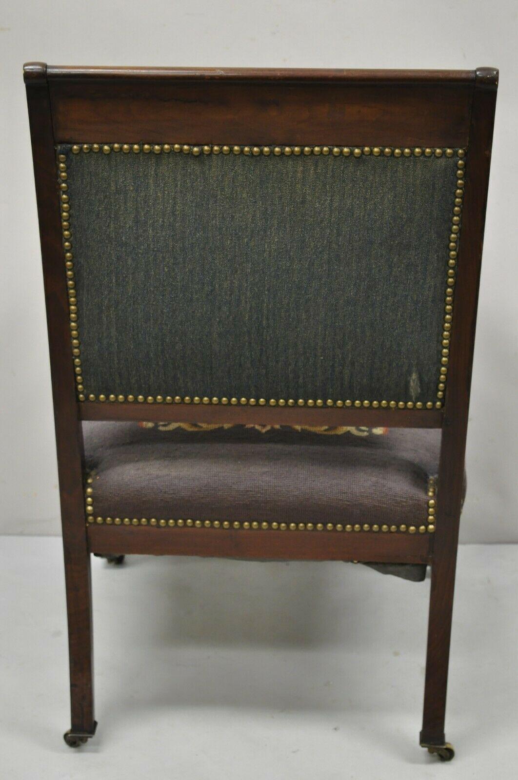 Antiker französischer Empire-Parlor-Sessel aus vergoldetem Holz mit geflügelten Griffen und Intarsien im Angebot 2