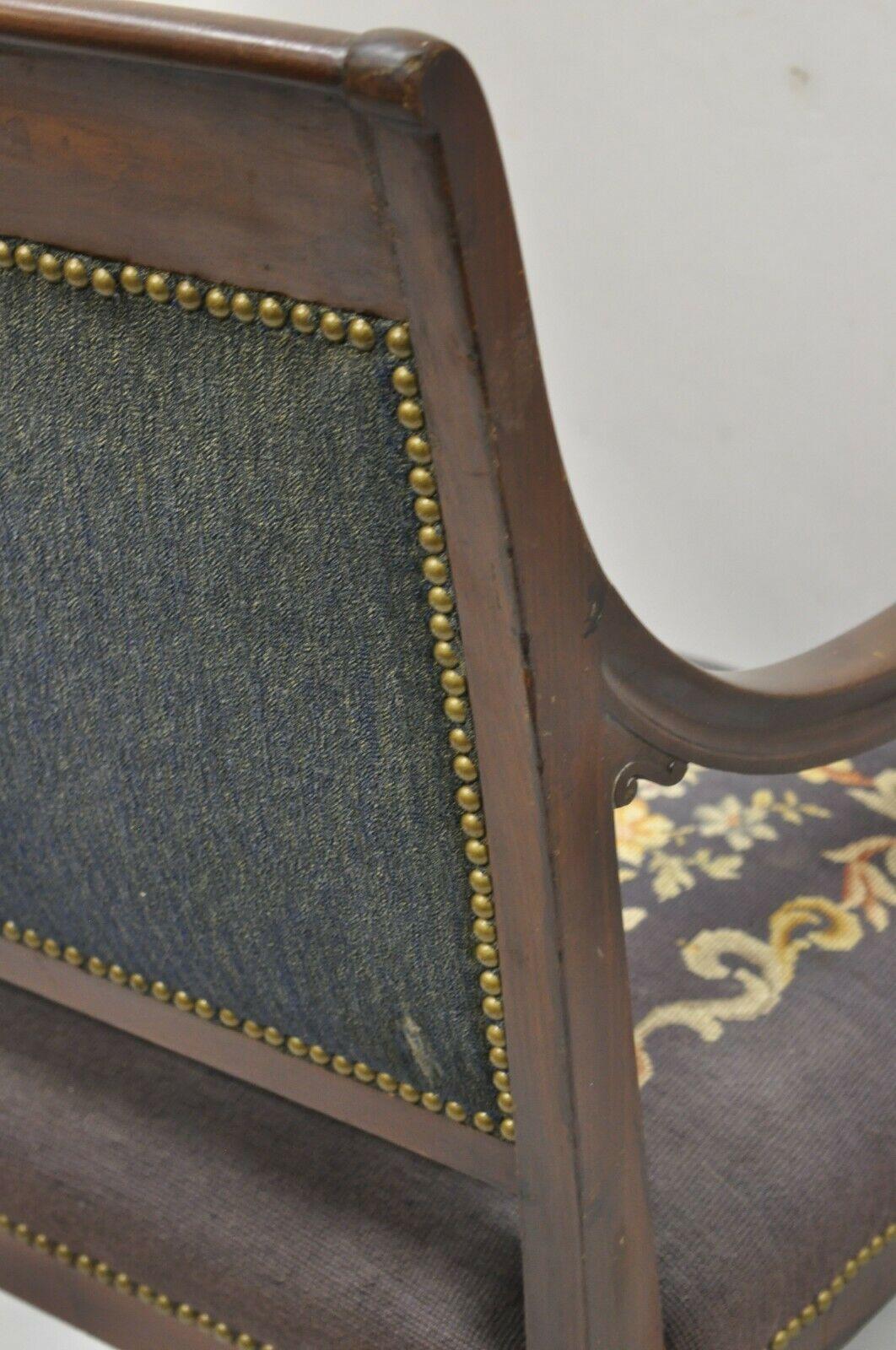 Antiker französischer Empire-Parlor-Sessel aus vergoldetem Holz mit geflügelten Griffen und Intarsien im Angebot 3