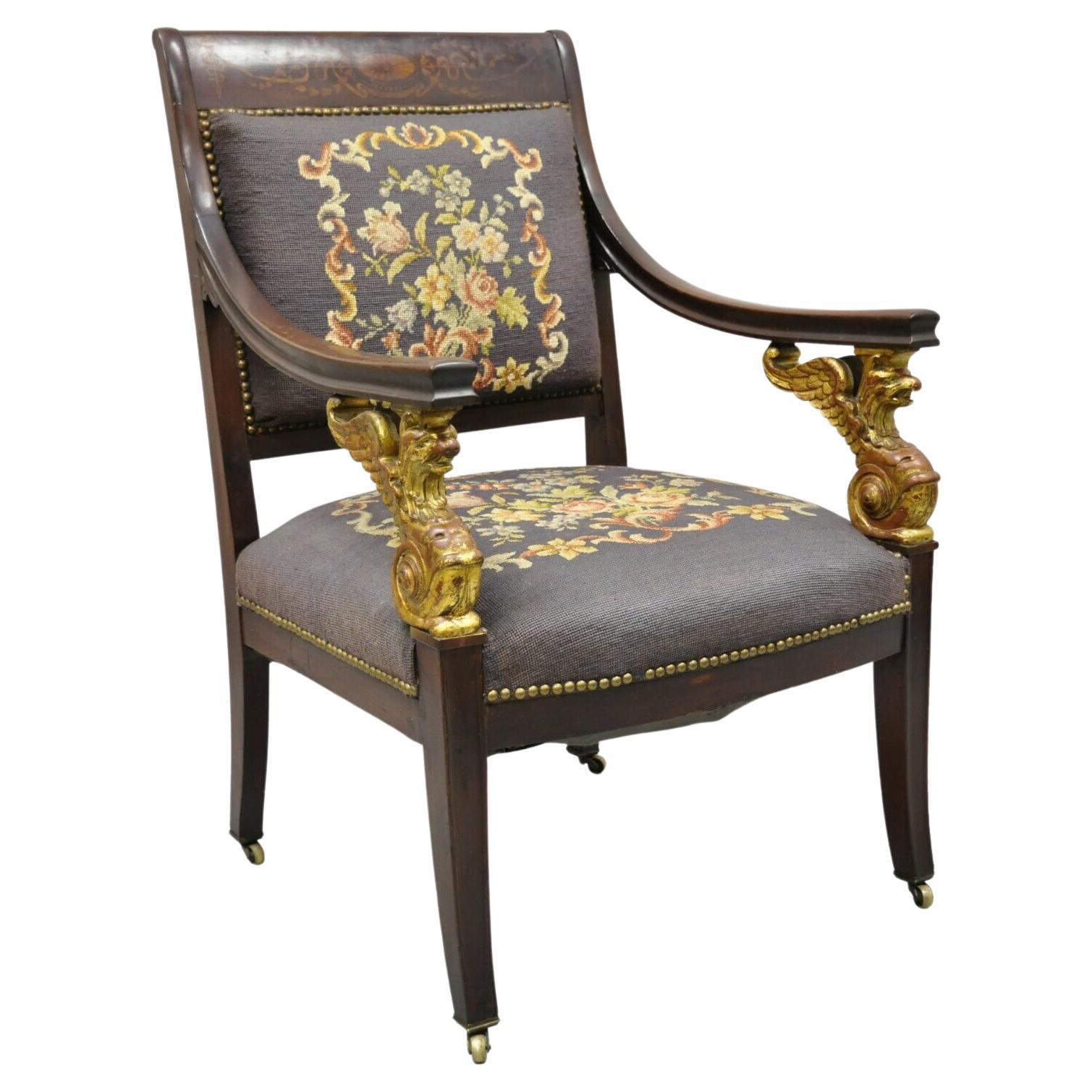Antiker französischer Empire-Parlor-Sessel aus vergoldetem Holz mit geflügelten Griffen und Intarsien im Angebot