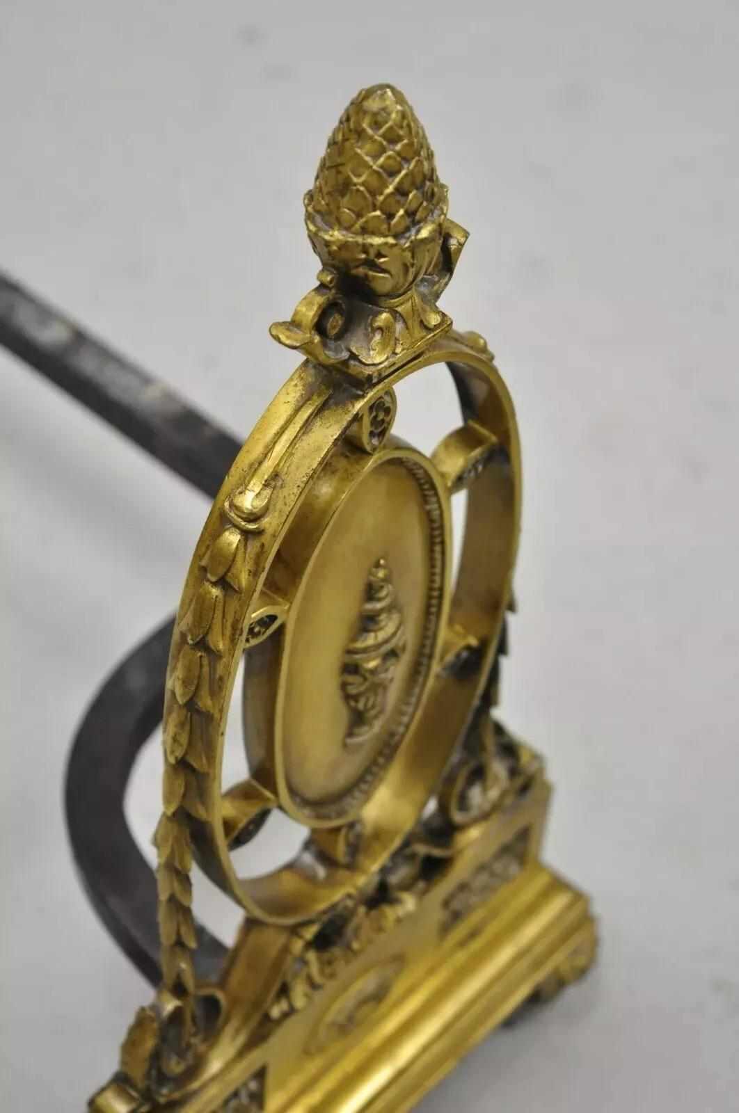 Antike französische Empire-Kamin-Feuerböcke aus Bronze mit Eichel im Louis-XVI.-Stil, Paar im Zustand „Gut“ im Angebot in Philadelphia, PA