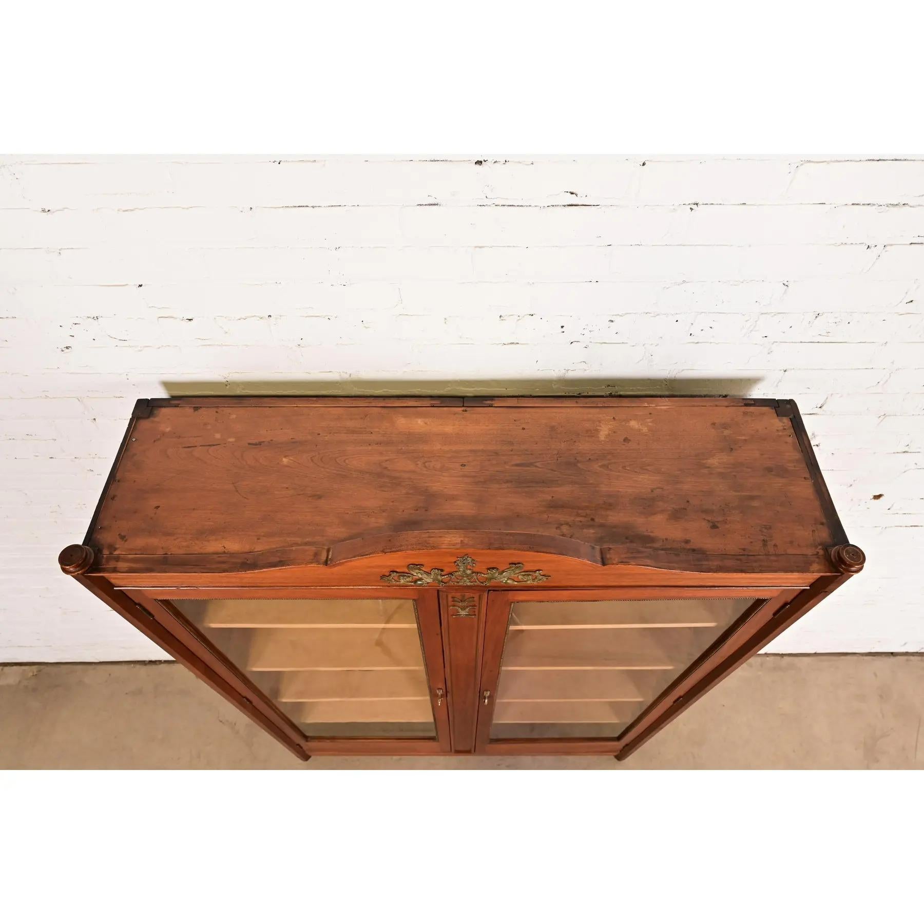 Ancienne bibliothèque Empire française en acajou avec bronze doré monté en vente 5