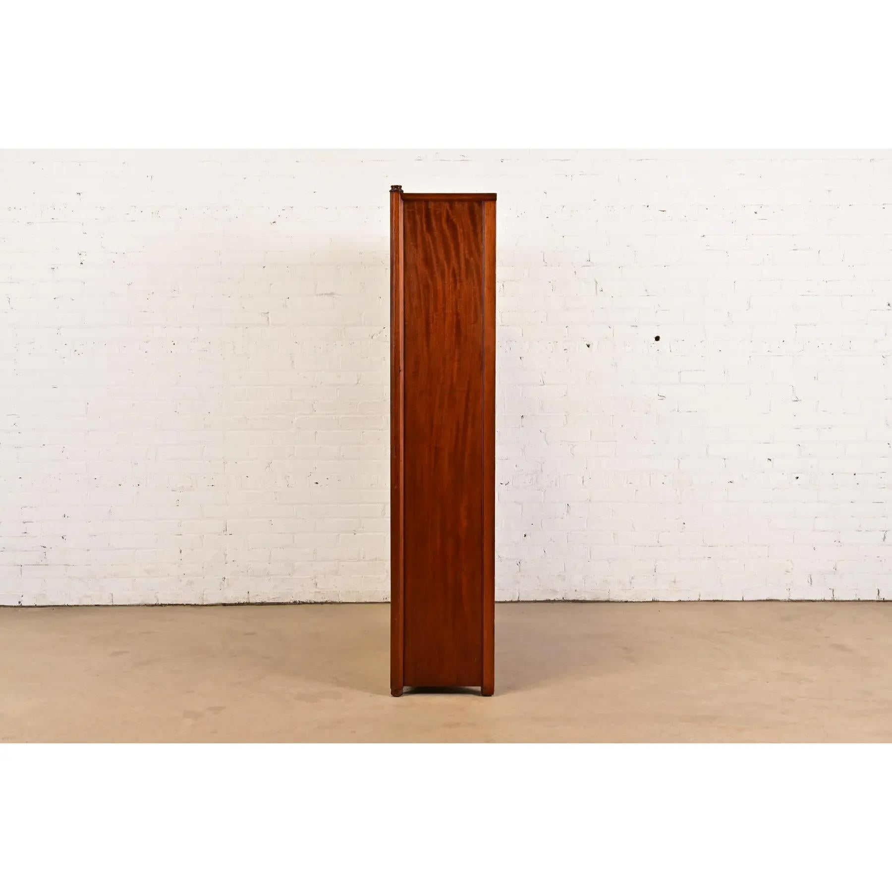 Ancienne bibliothèque Empire française en acajou avec bronze doré monté en vente 6