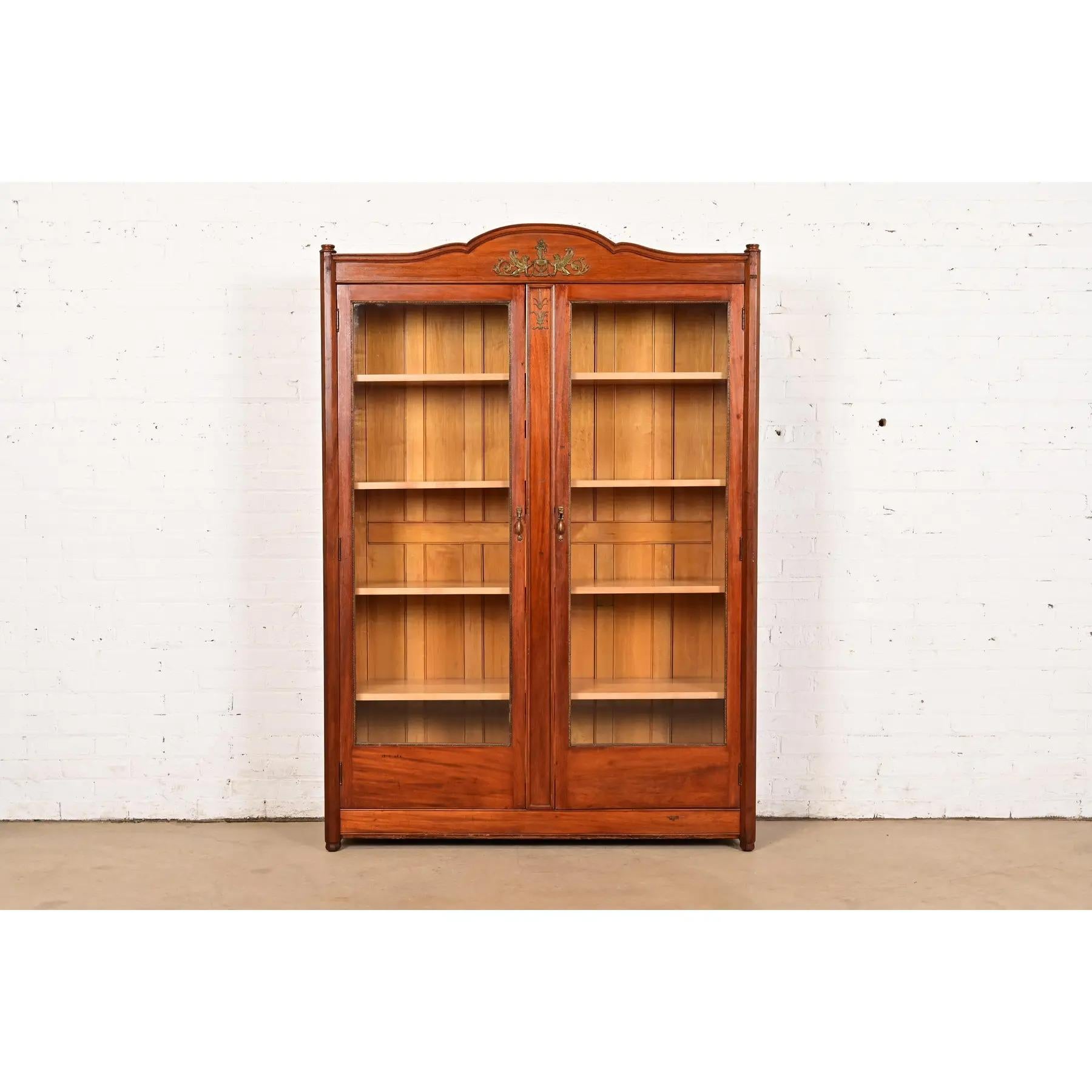 Magnifique bibliothèque ou vitrine ancienne de style Empire français

À la manière des frères Herter

USA, Circa 19ème siècle

Acajou sculpté, portes vitrées, ornements en laiton et quincaillerie. 

Dimensions : 48,63 