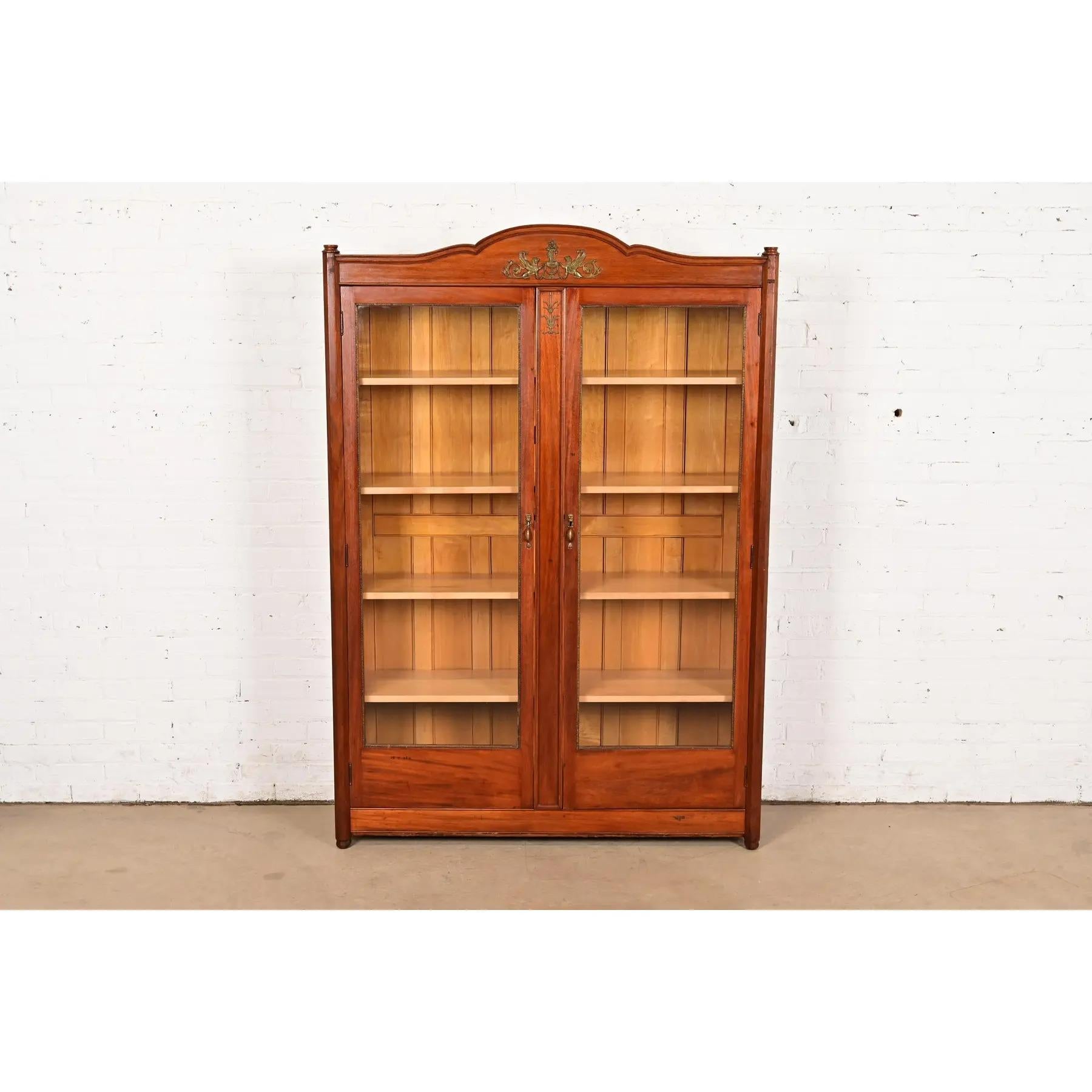 Américain Ancienne bibliothèque Empire française en acajou avec bronze doré monté en vente