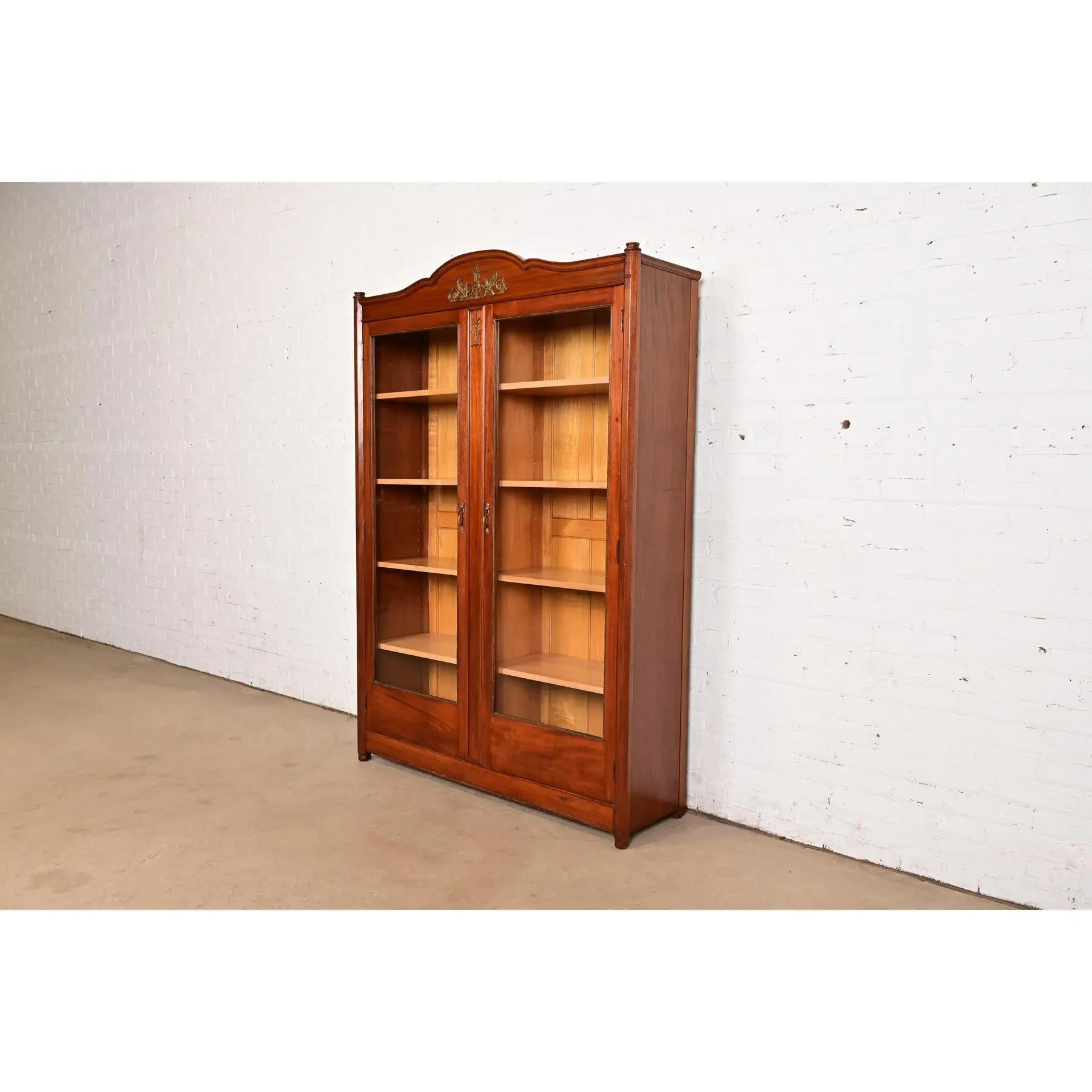 Ancienne bibliothèque Empire française en acajou avec bronze doré monté Bon état - En vente à South Bend, IN