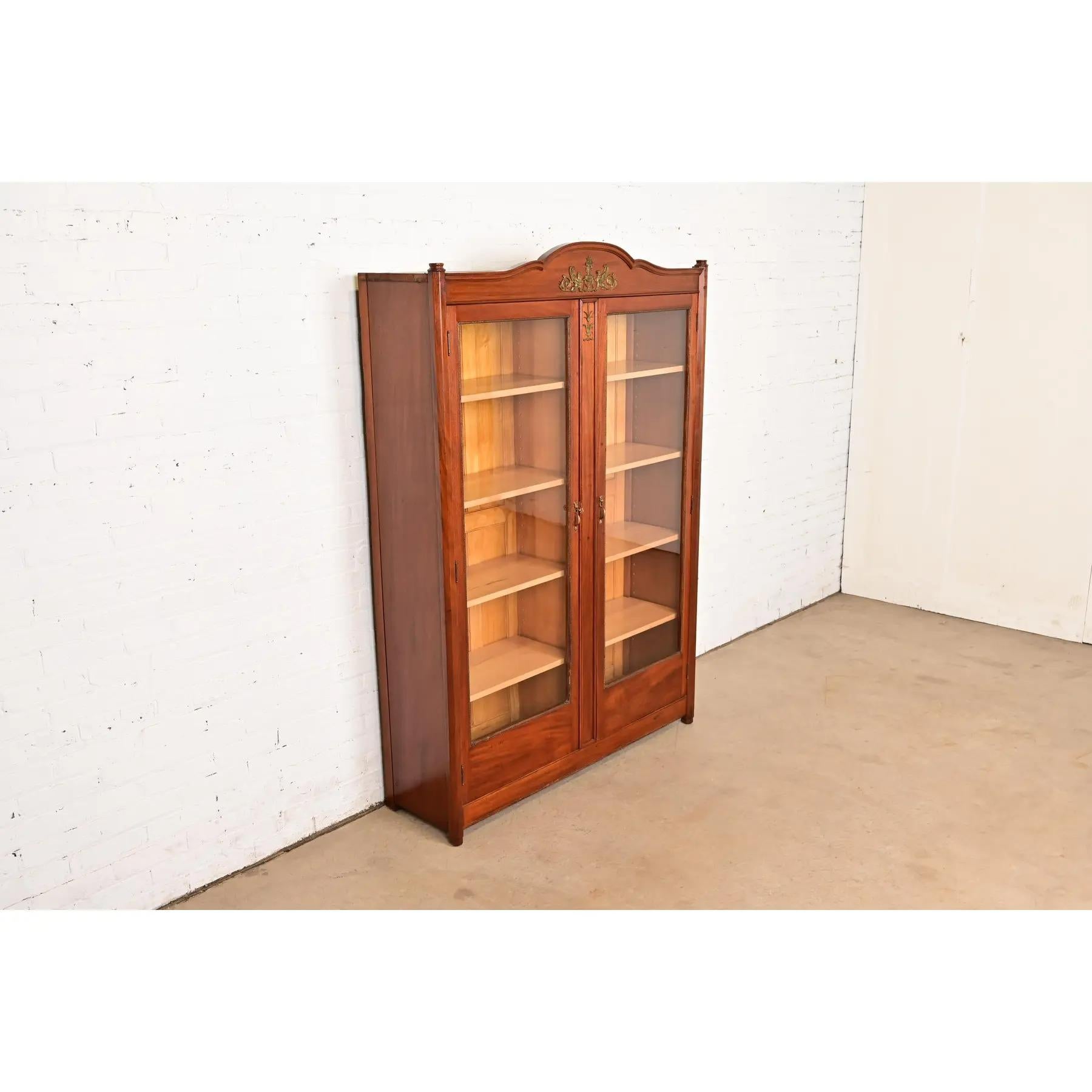 XIXe siècle Ancienne bibliothèque Empire française en acajou avec bronze doré monté en vente