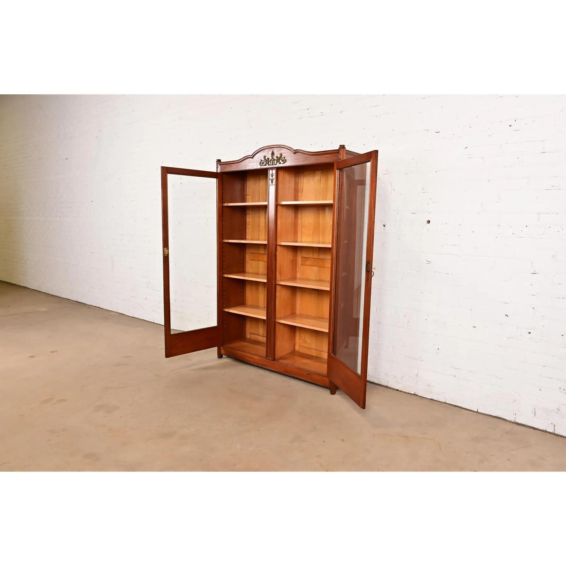 Ancienne bibliothèque Empire française en acajou avec bronze doré monté en vente 1