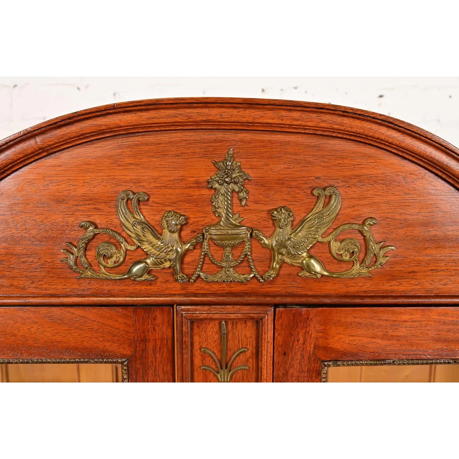 Ancienne bibliothèque Empire française en acajou avec bronze doré monté en vente 2