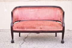 Antikes antikes französisches Empire-Mahagoni-Sofa mit geschnitzten Pfotenfüßen und rosafarbenem Parlor