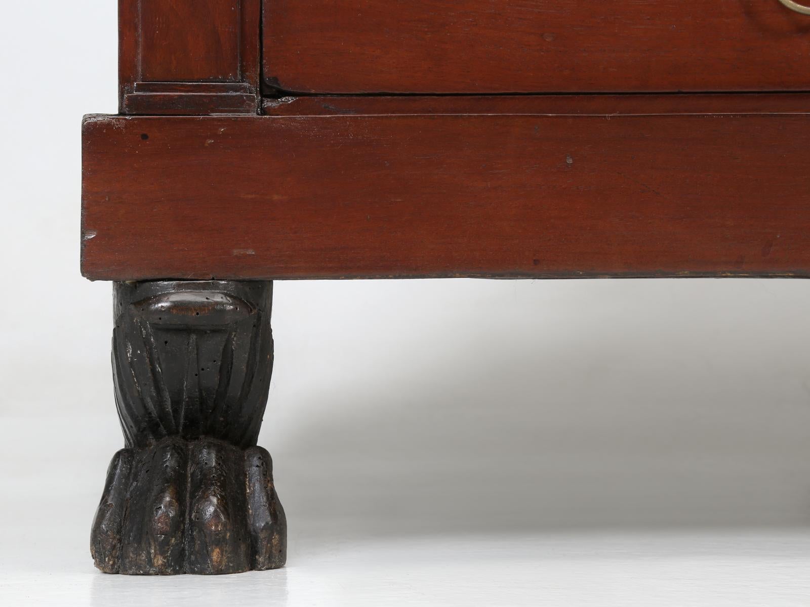 Ancienne commode française de style Empire en acajou avec pieds en pattes de lion, polie à la française en vente 7