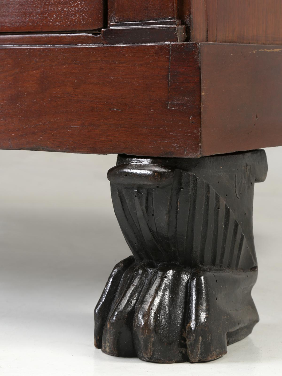 Ancienne commode française de style Empire en acajou avec pieds en pattes de lion, polie à la française en vente 8