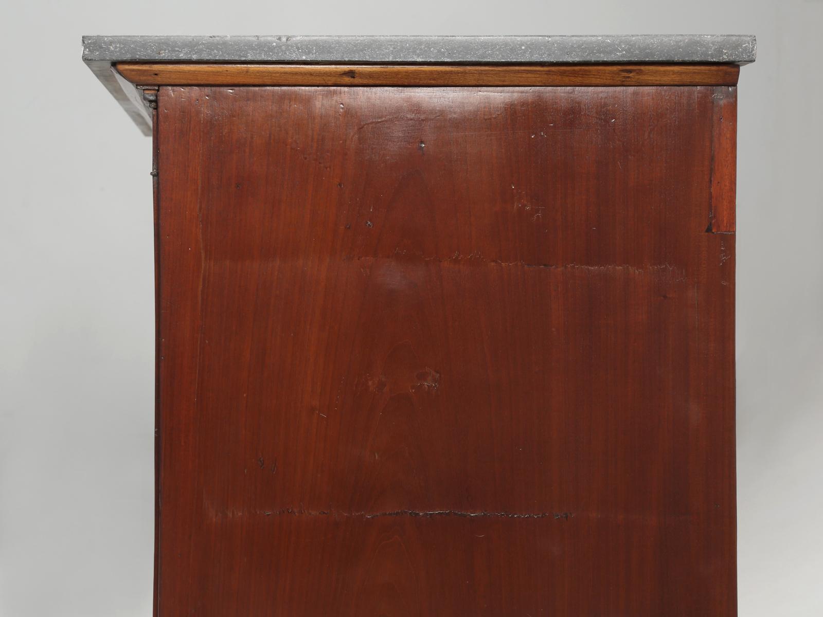 Antique French Empire Commode in mogano con piedi a zampa di leone, lucidato alla francese in vendita 10