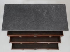 Ancienne commode française de style Empire en acajou avec pieds en pattes de lion, polie à la française