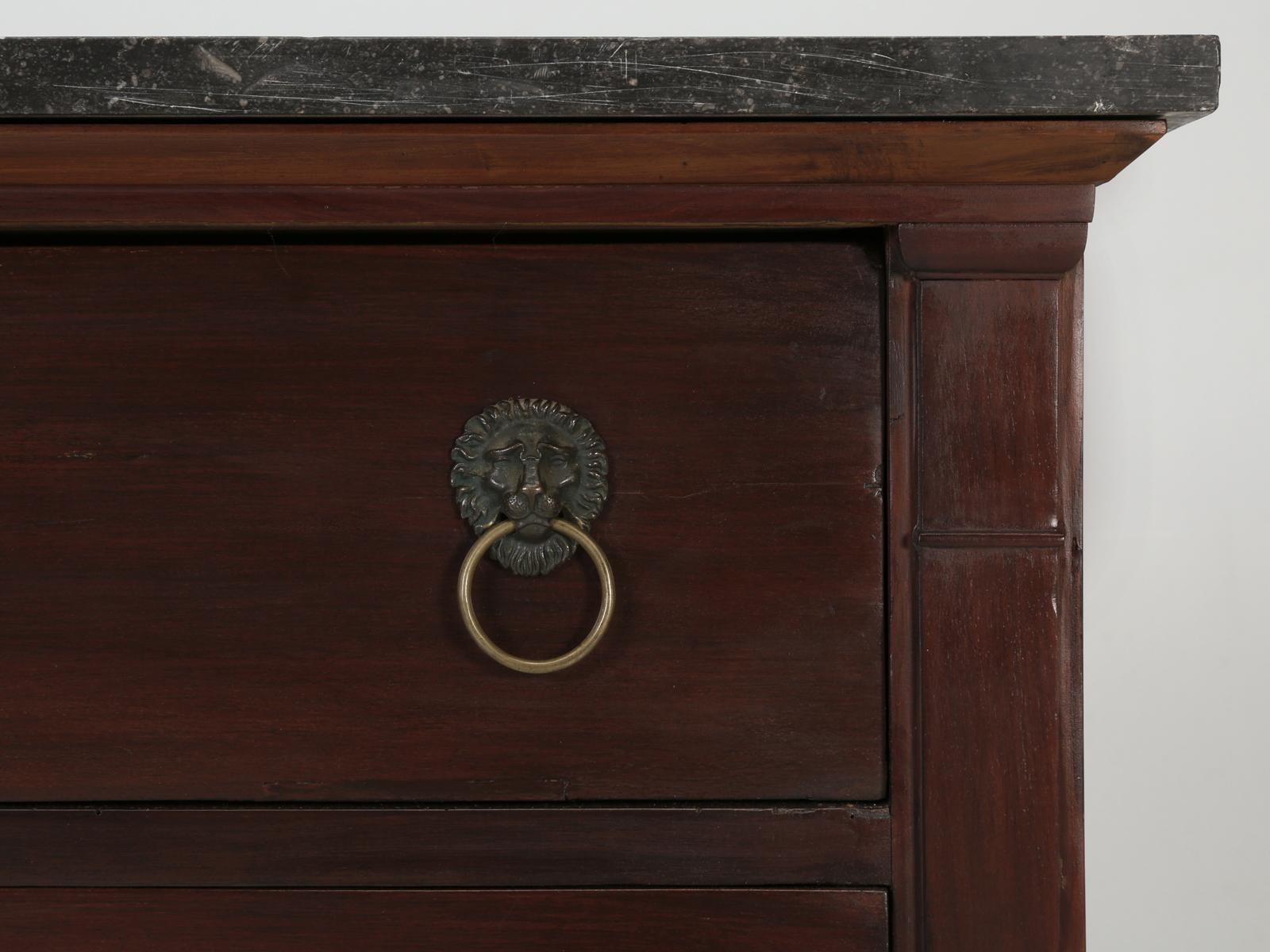 Ancienne commode française de style Empire en acajou avec pieds en pattes de lion, dessus en marbre, restaurée en vente 6