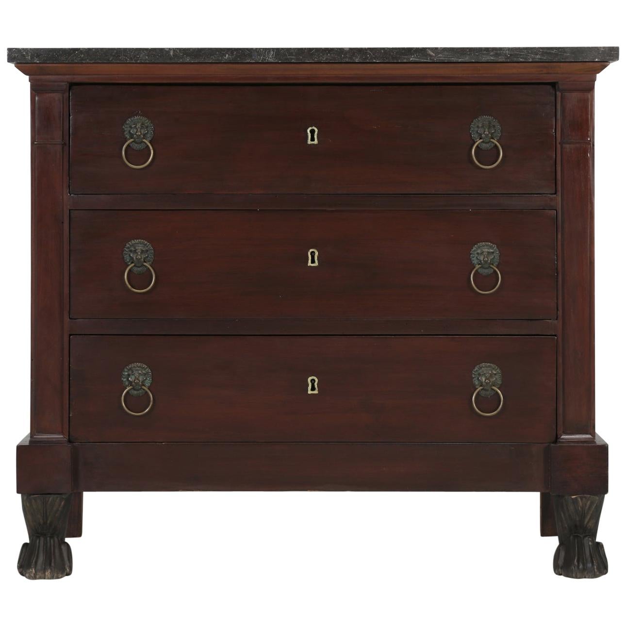 Ancienne commode française de style Empire en acajou avec pieds en pattes de lion, dessus en marbre, restaurée en vente