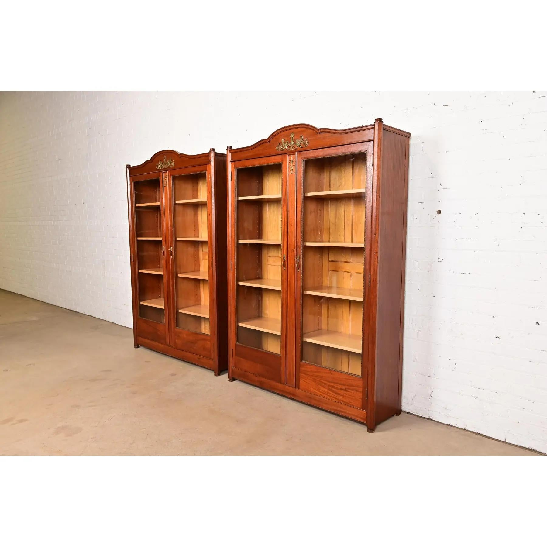 Americano Antique French Impero, librerie doppie in mogano con ormolatura montata, coppia in vendita