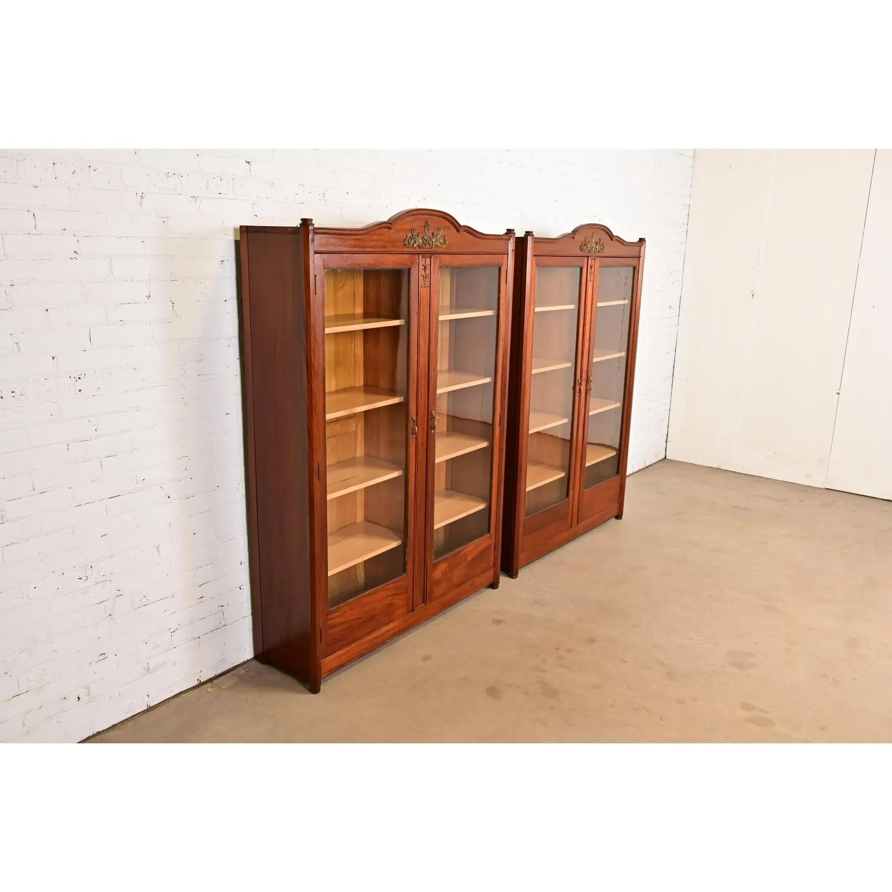 Antique French Impero, librerie doppie in mogano con ormolatura montata, coppia In condizioni buone in vendita a South Bend, IN